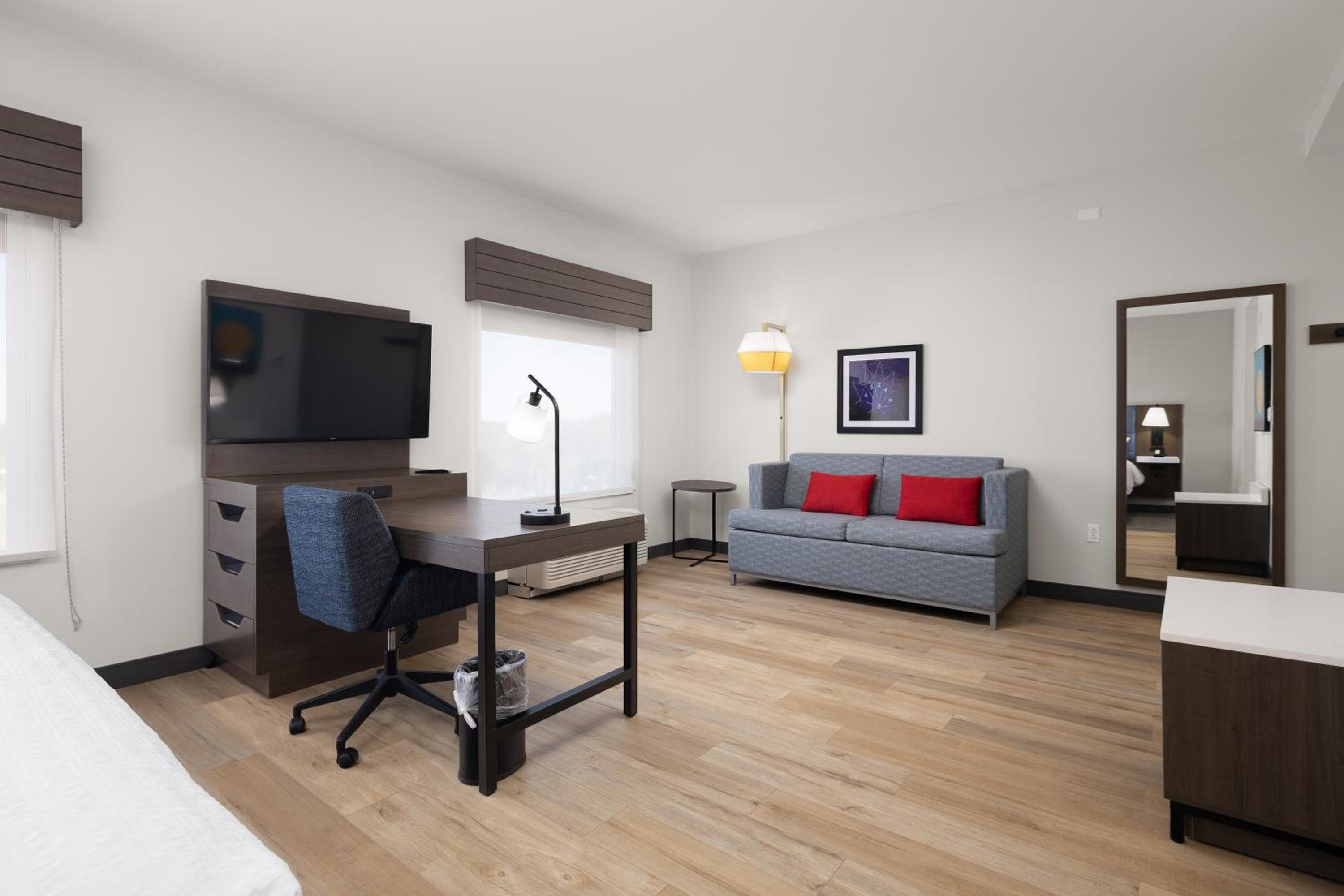 King Studio Suite with Microwave and Refrigerator - Non-Smoking - Photo 5