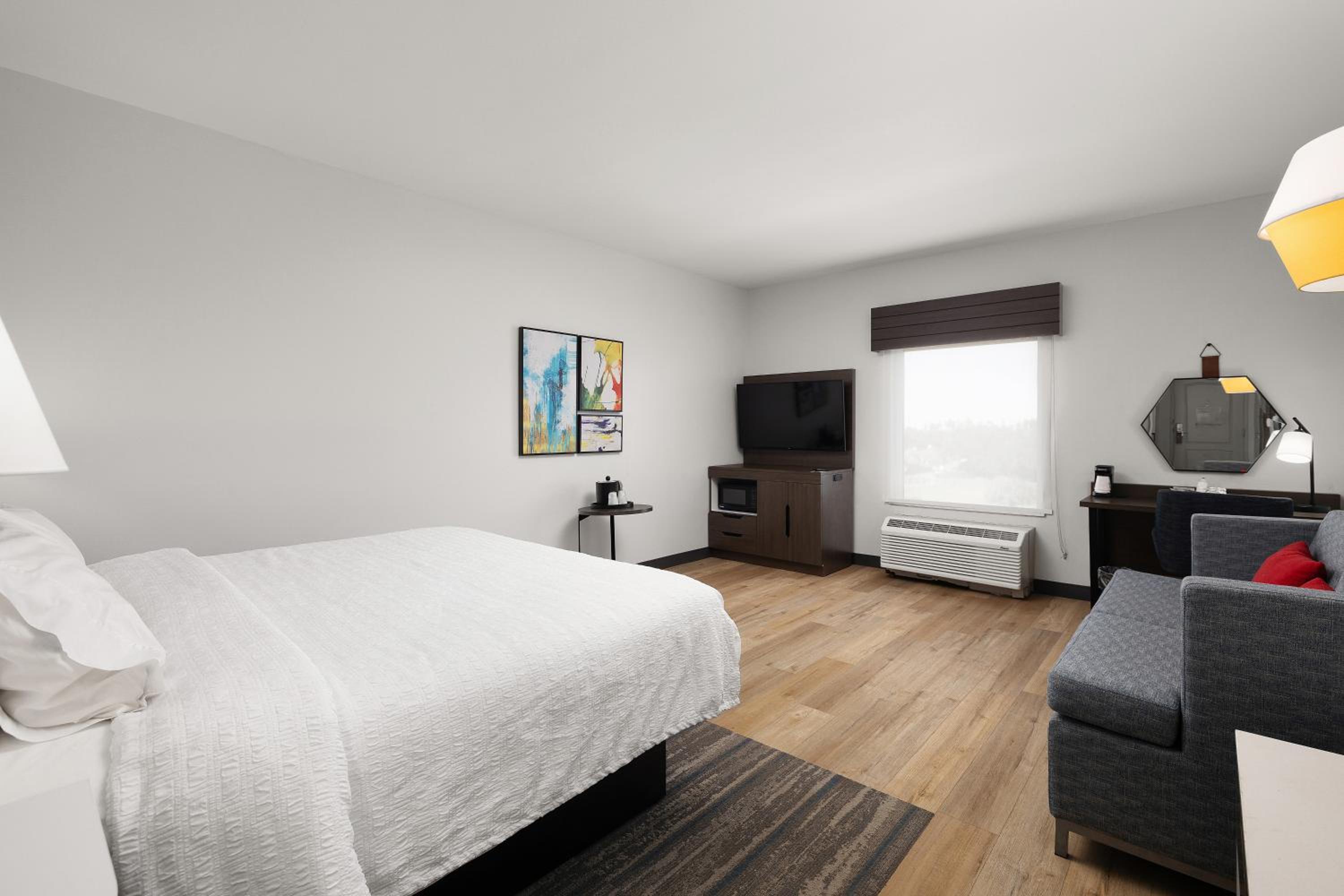 King Studio Suite with Microwave and Refrigerator - Non-Smoking - Photo 8