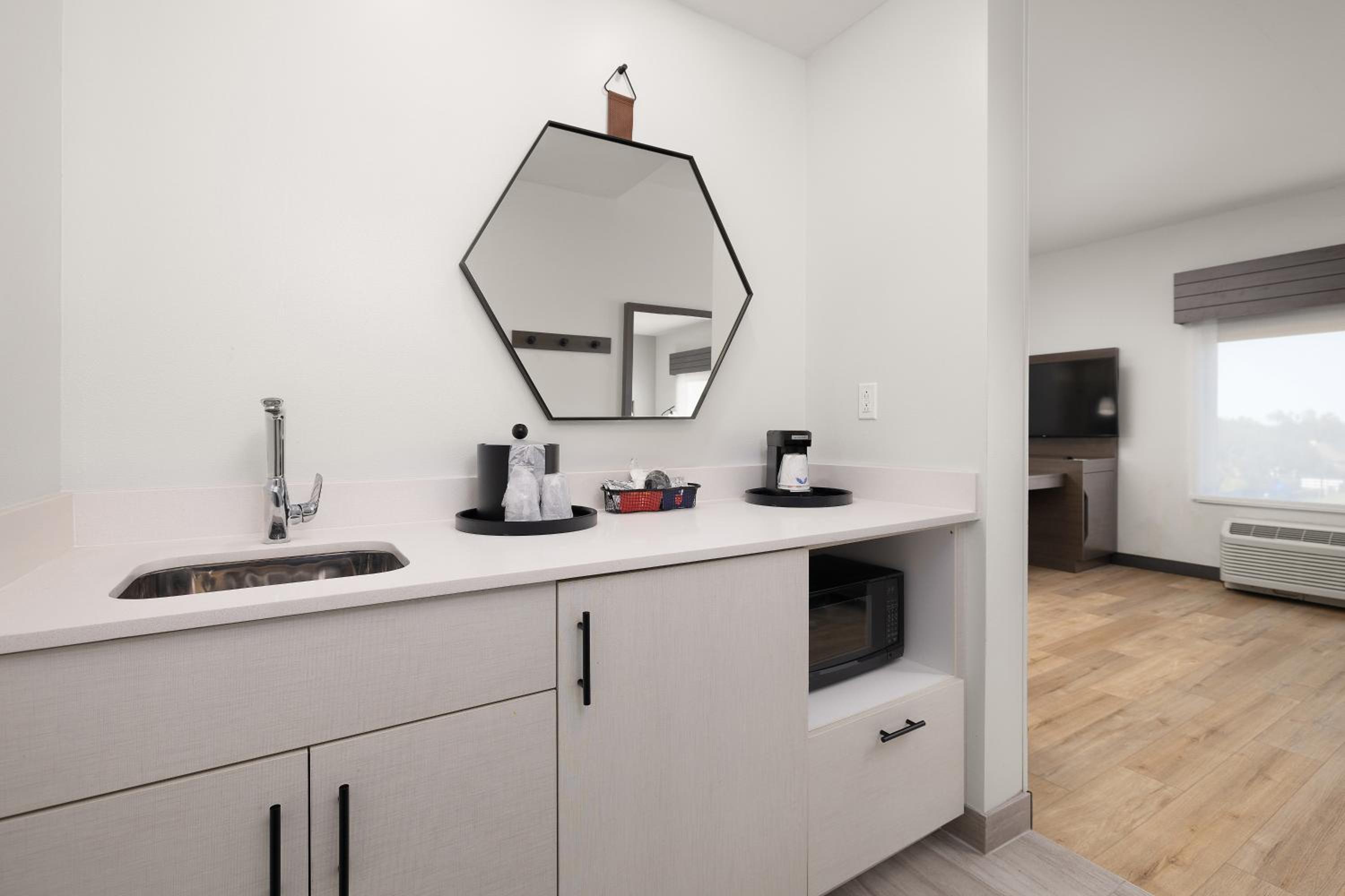 King Studio Suite with Microwave and Refrigerator - Non-Smoking - Photo 6