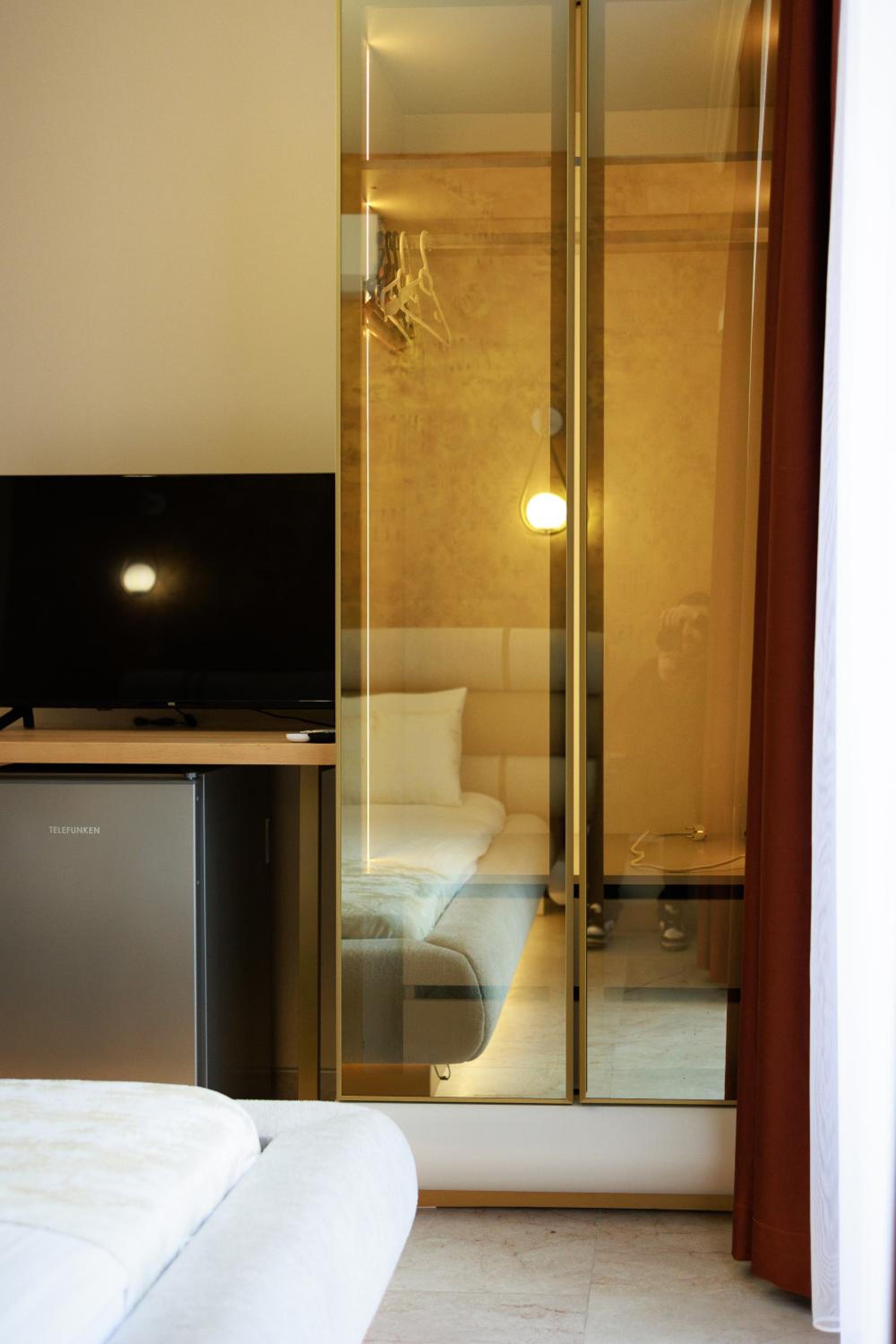 Deluxe Double Room with Balcony photo 3