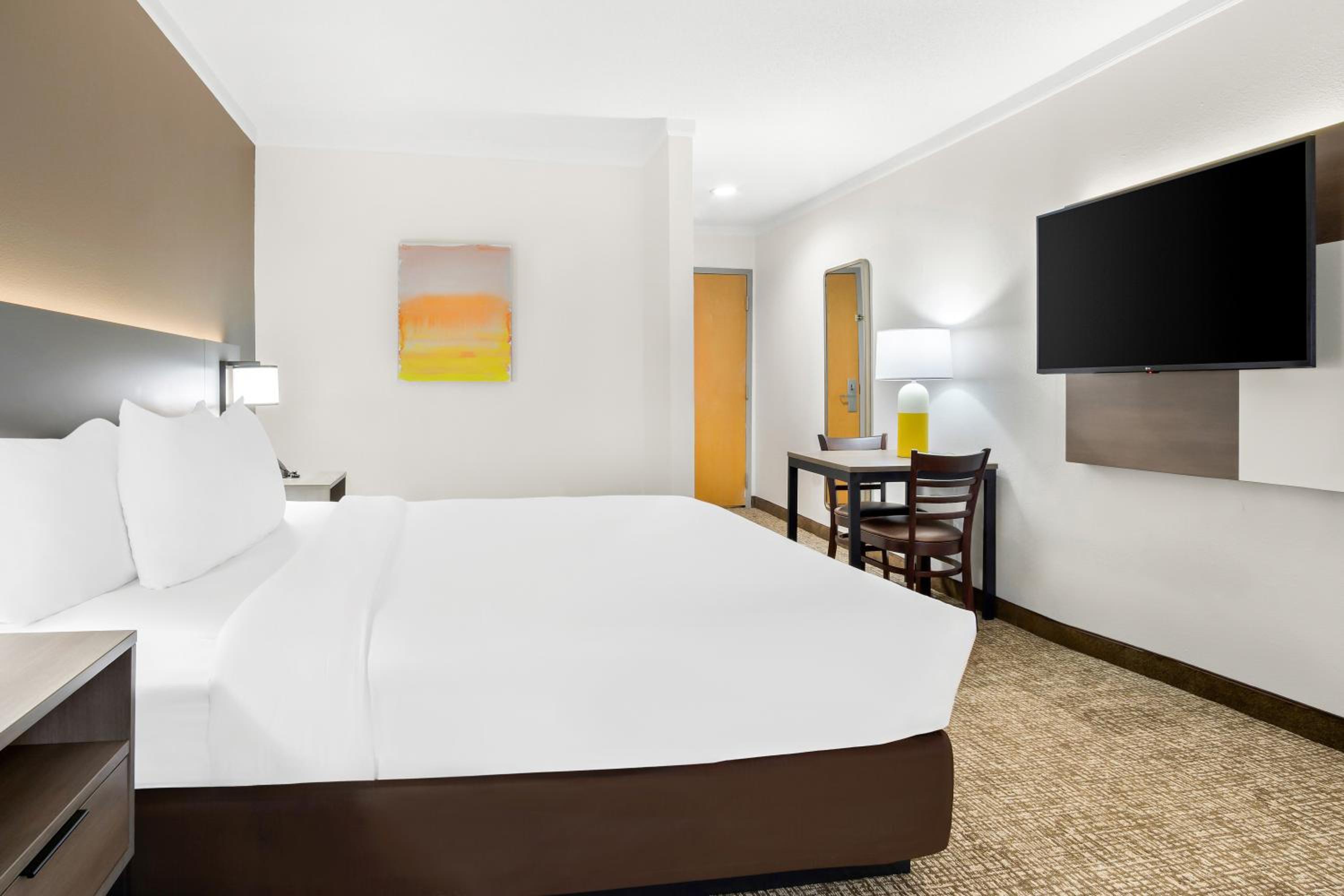 King Room with One King Bed/Connecting Room - Non-Smoking photo 3