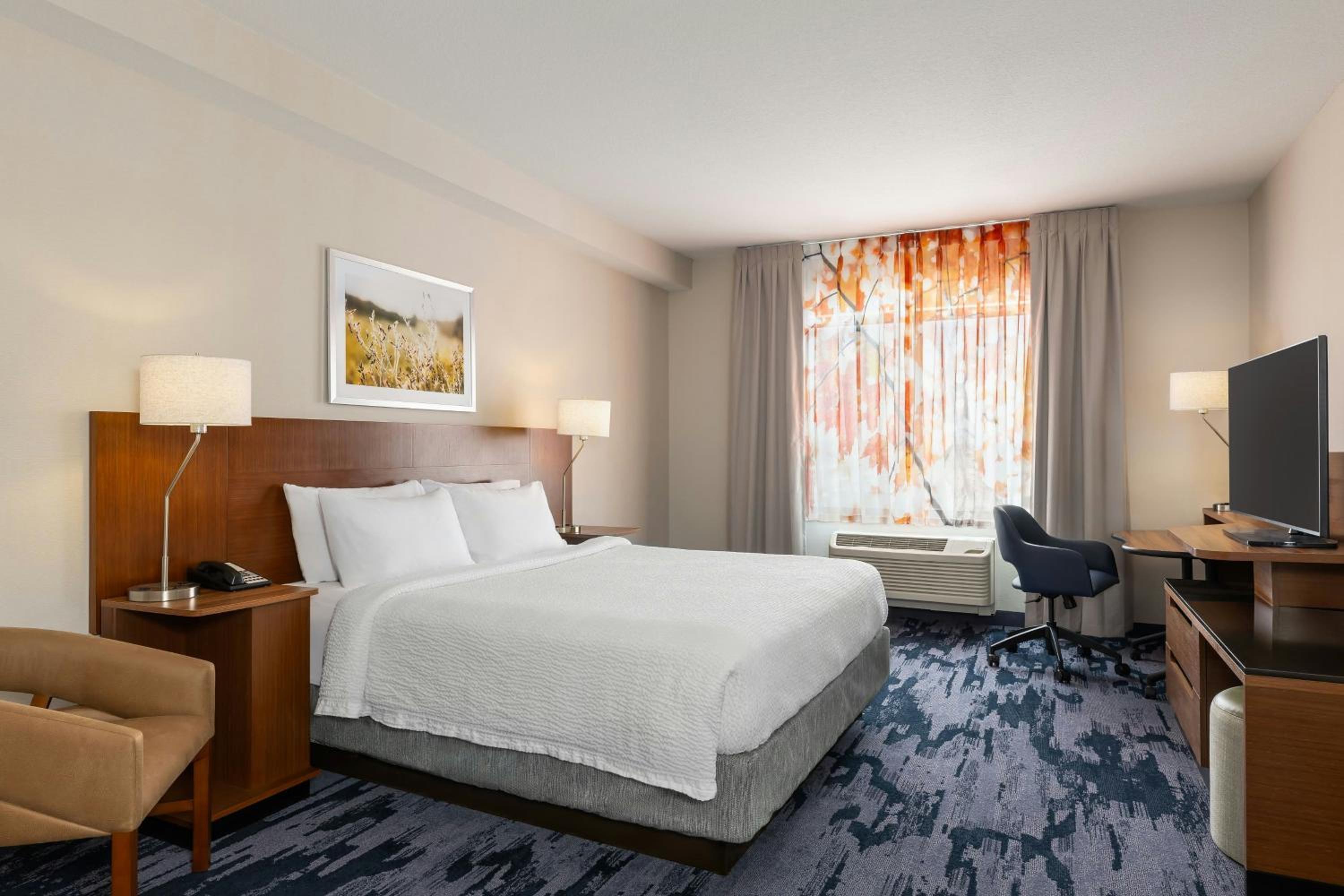 King Room with Roll-in Shower - Mobility Accessible