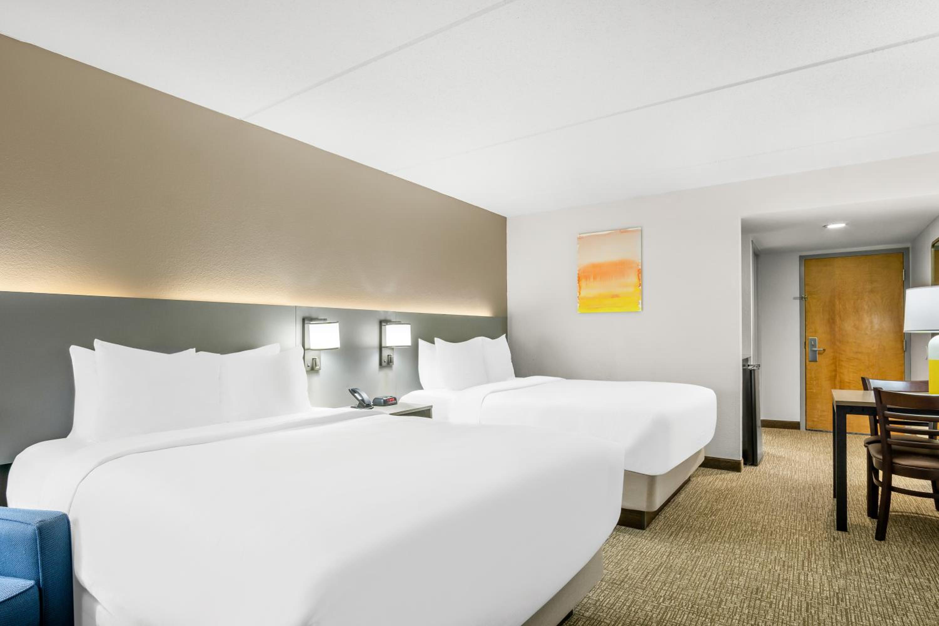 Queen Room with Two Queen Beds -Non Smoking - Photo 4