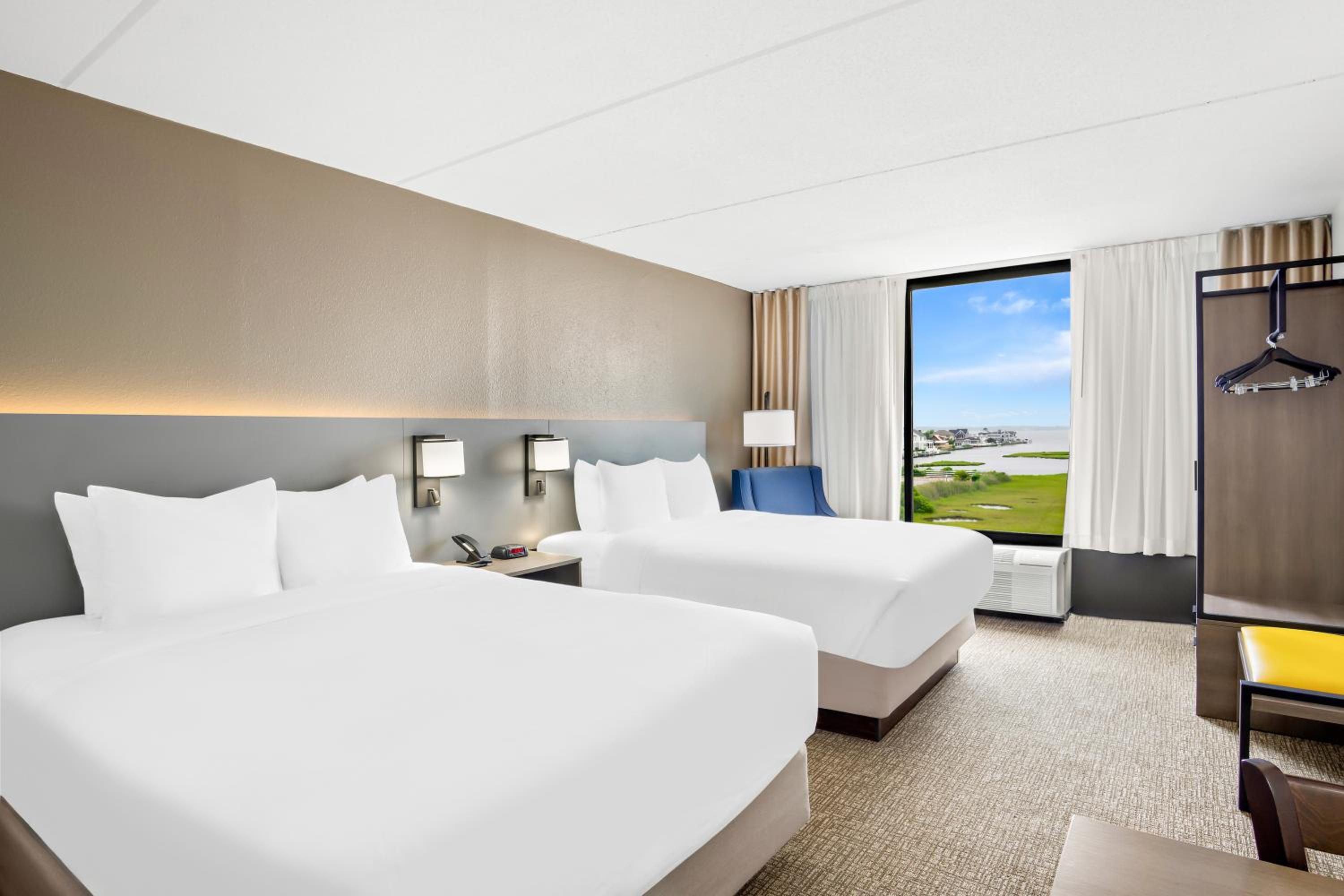 Queen Room Bayfront with Two Queen Beds - Non Smoking - Photo 5