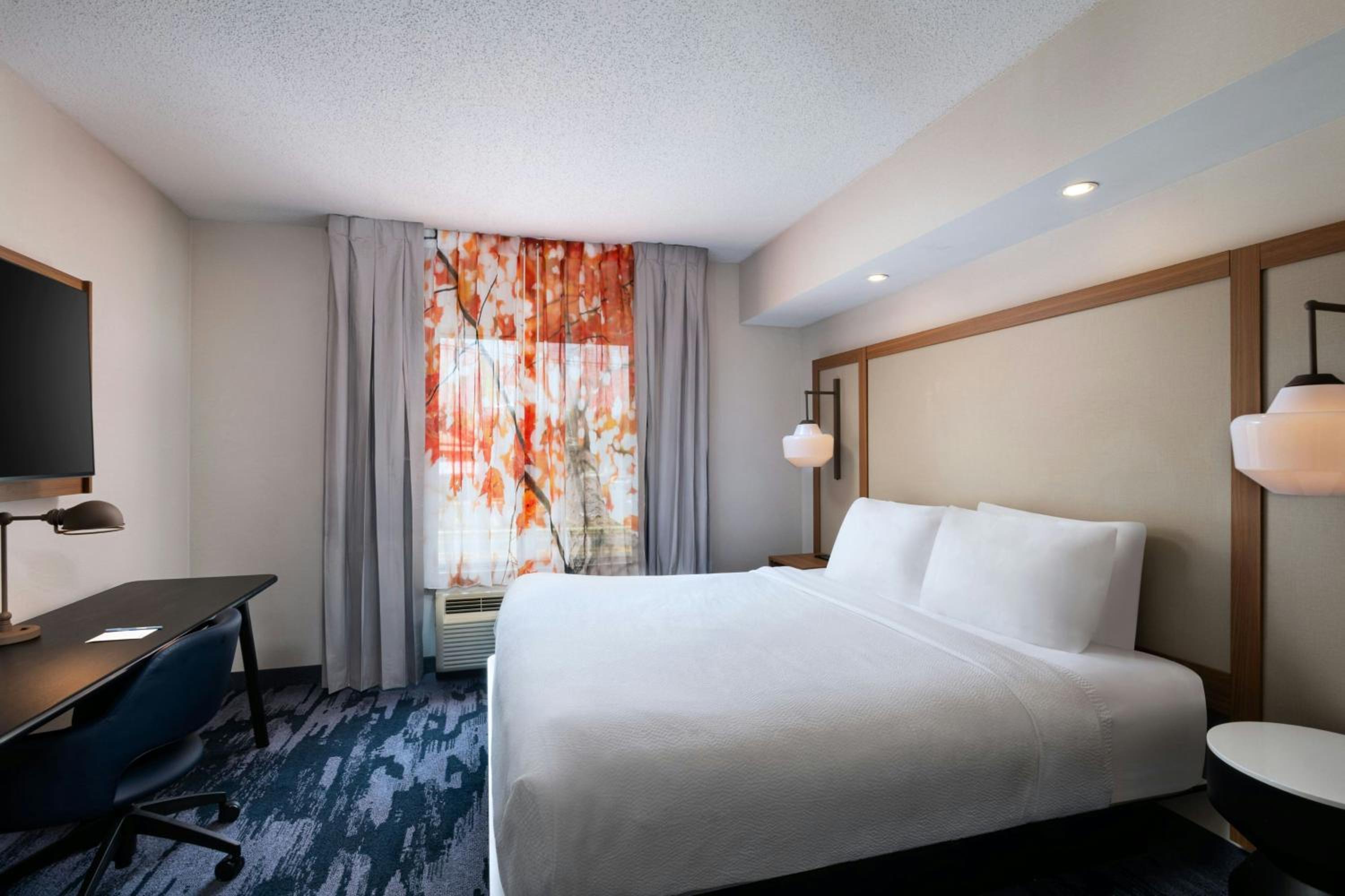 King Room with Roll-In Shower - Mobility Access/Hearing Accessible