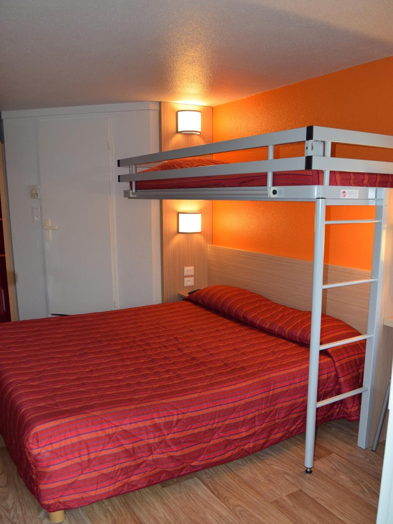 Triple Room (1 Double Bed + 1 Single Bed) photo 3