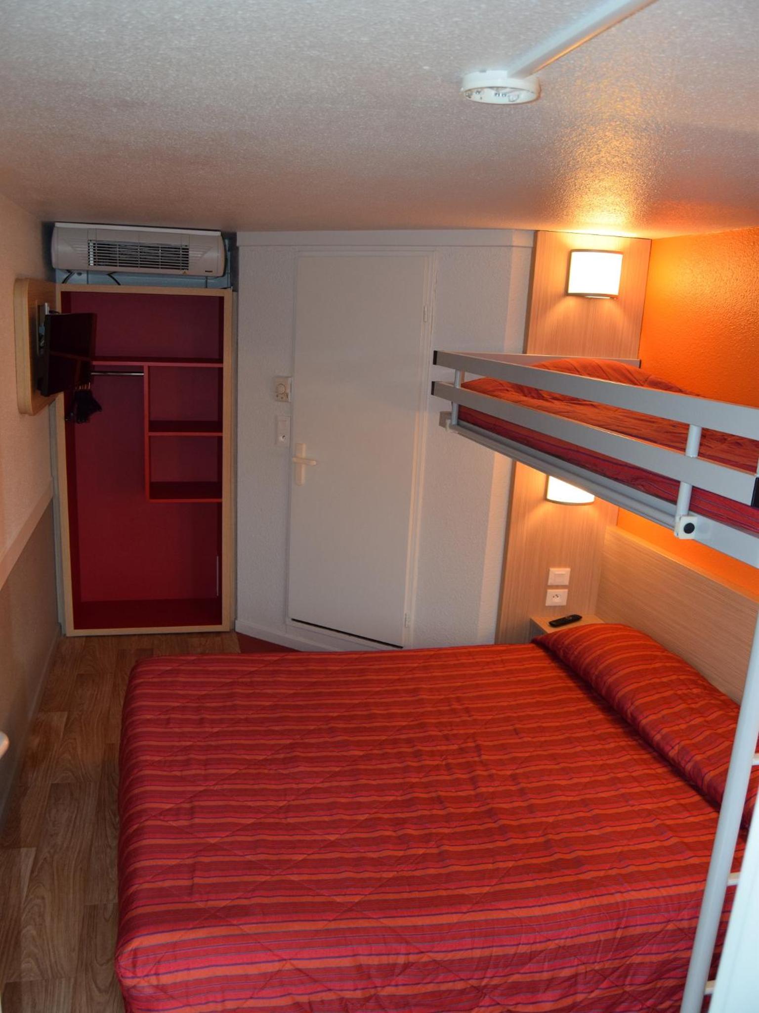 Triple Room (1 Double Bed + 1 Single Bed) photo 2