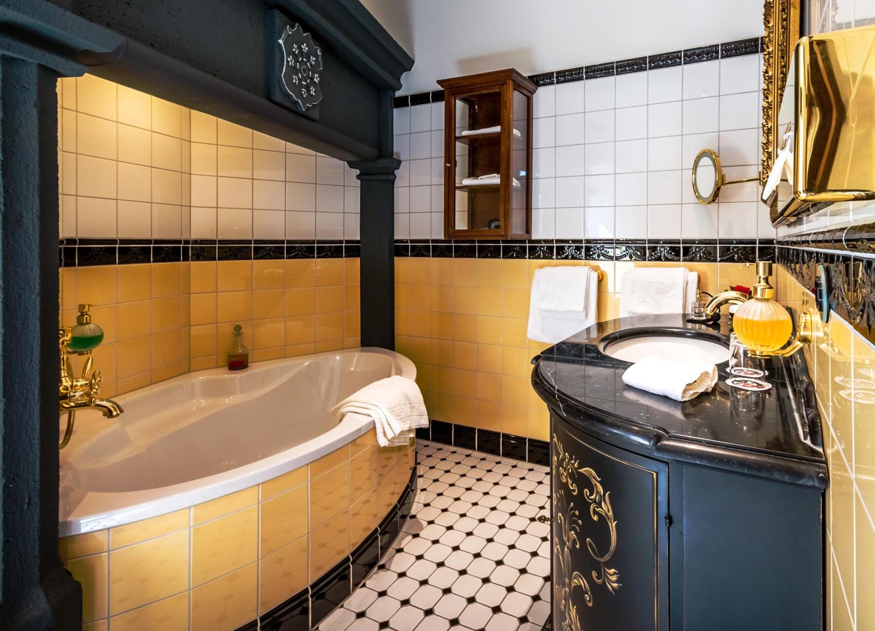 Deluxe Double Room with Bath - Photo 2