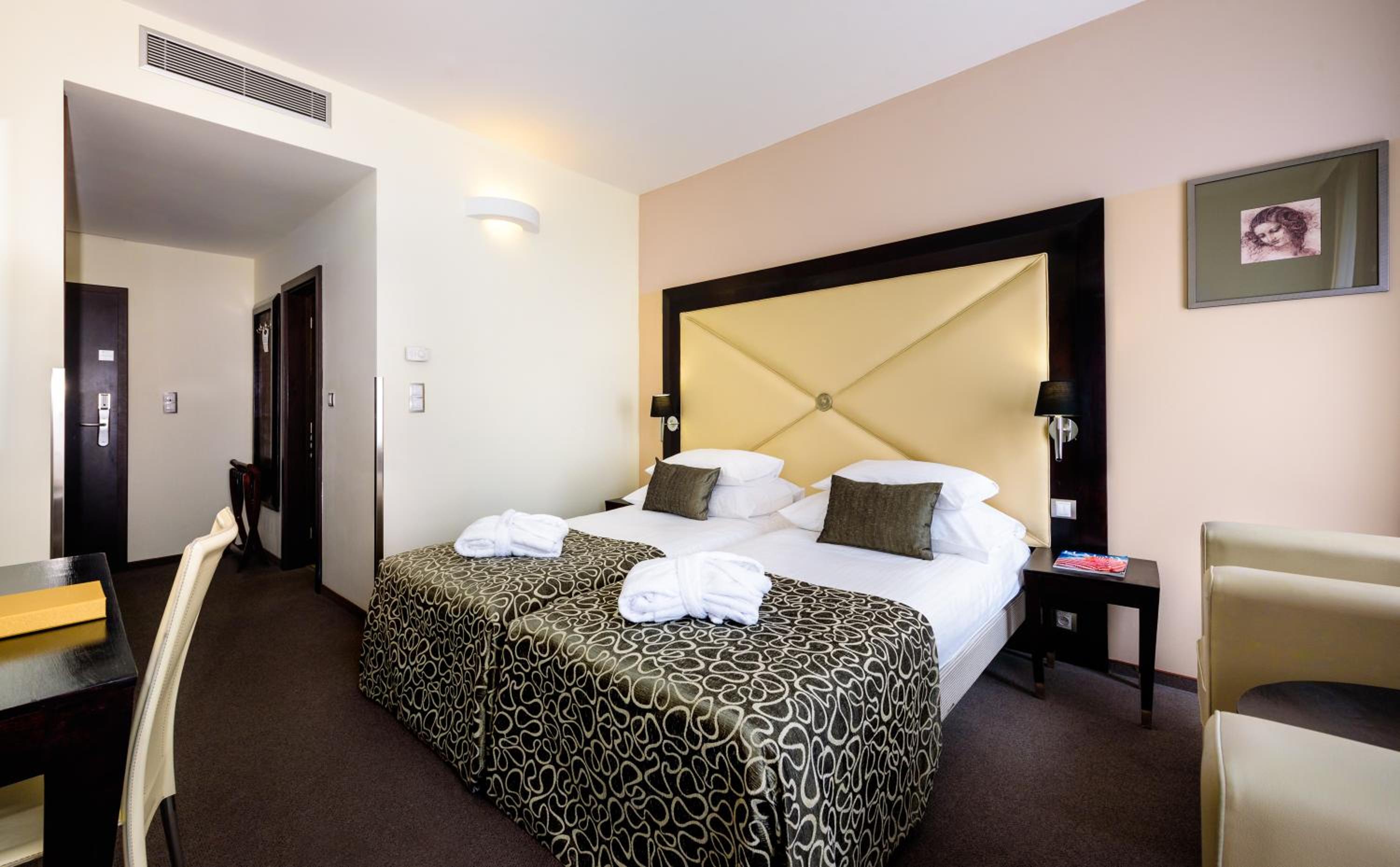 Classic Double or Twin Room - Photo 16
