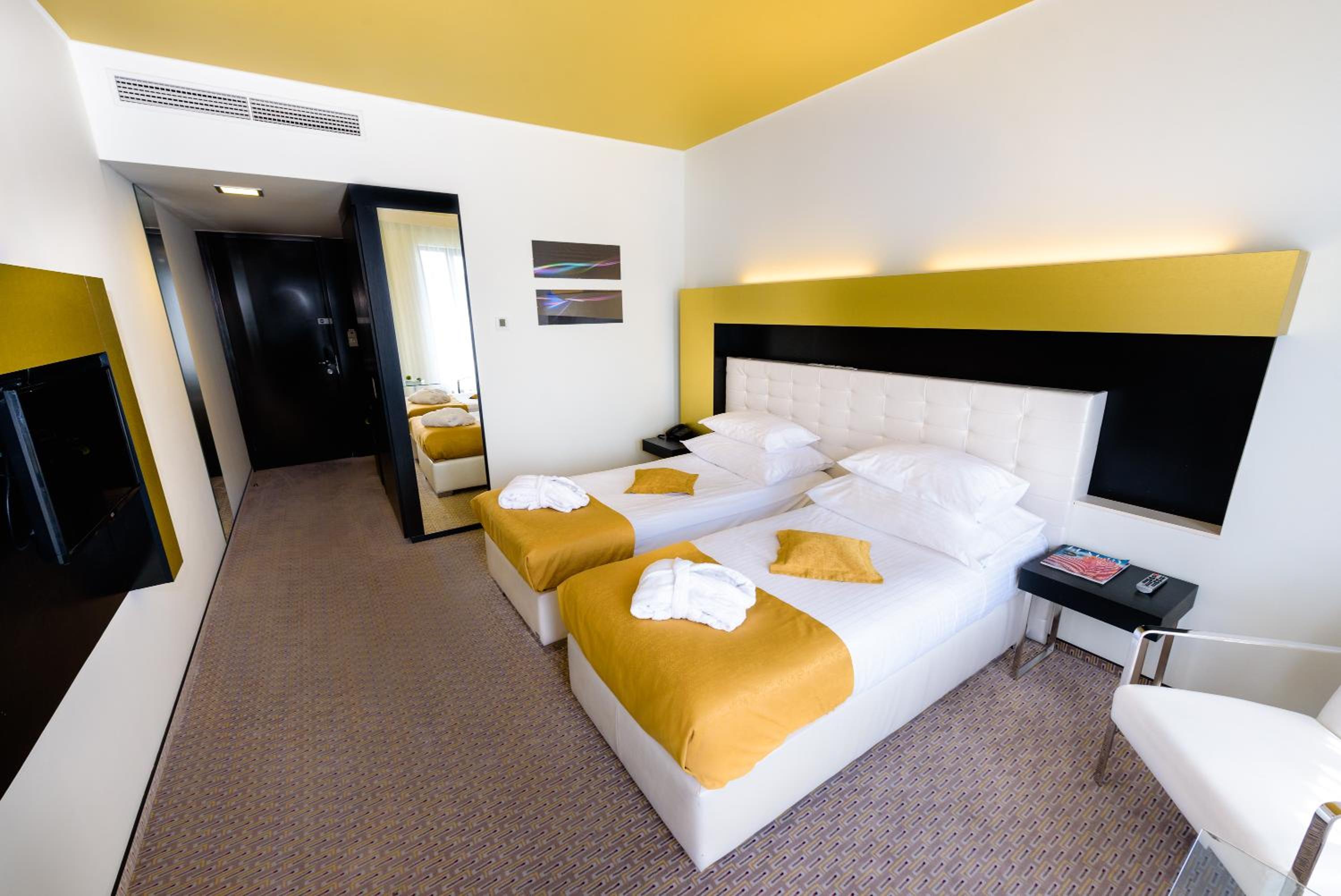 Classic Double or Twin Room - Photo 12