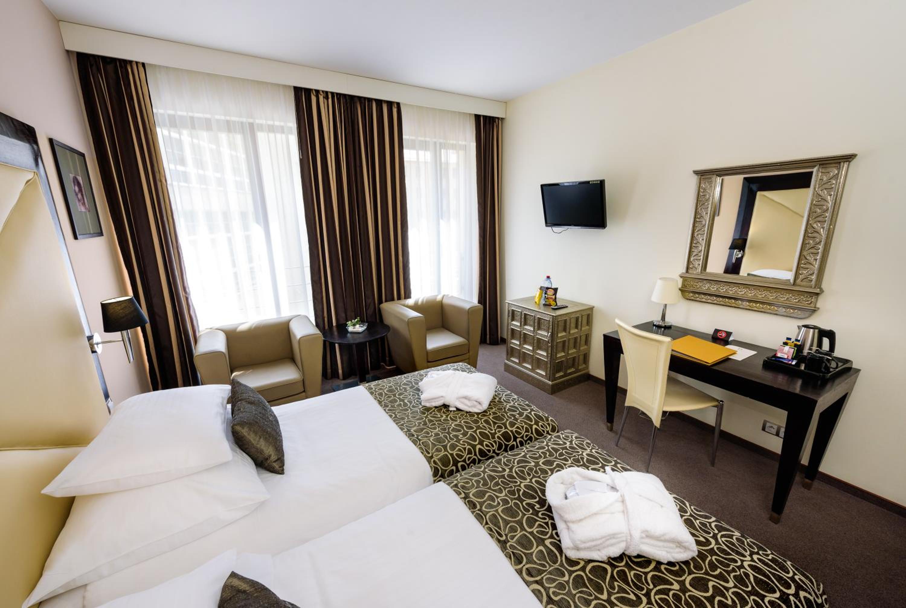 Classic Double or Twin Room - Photo 9