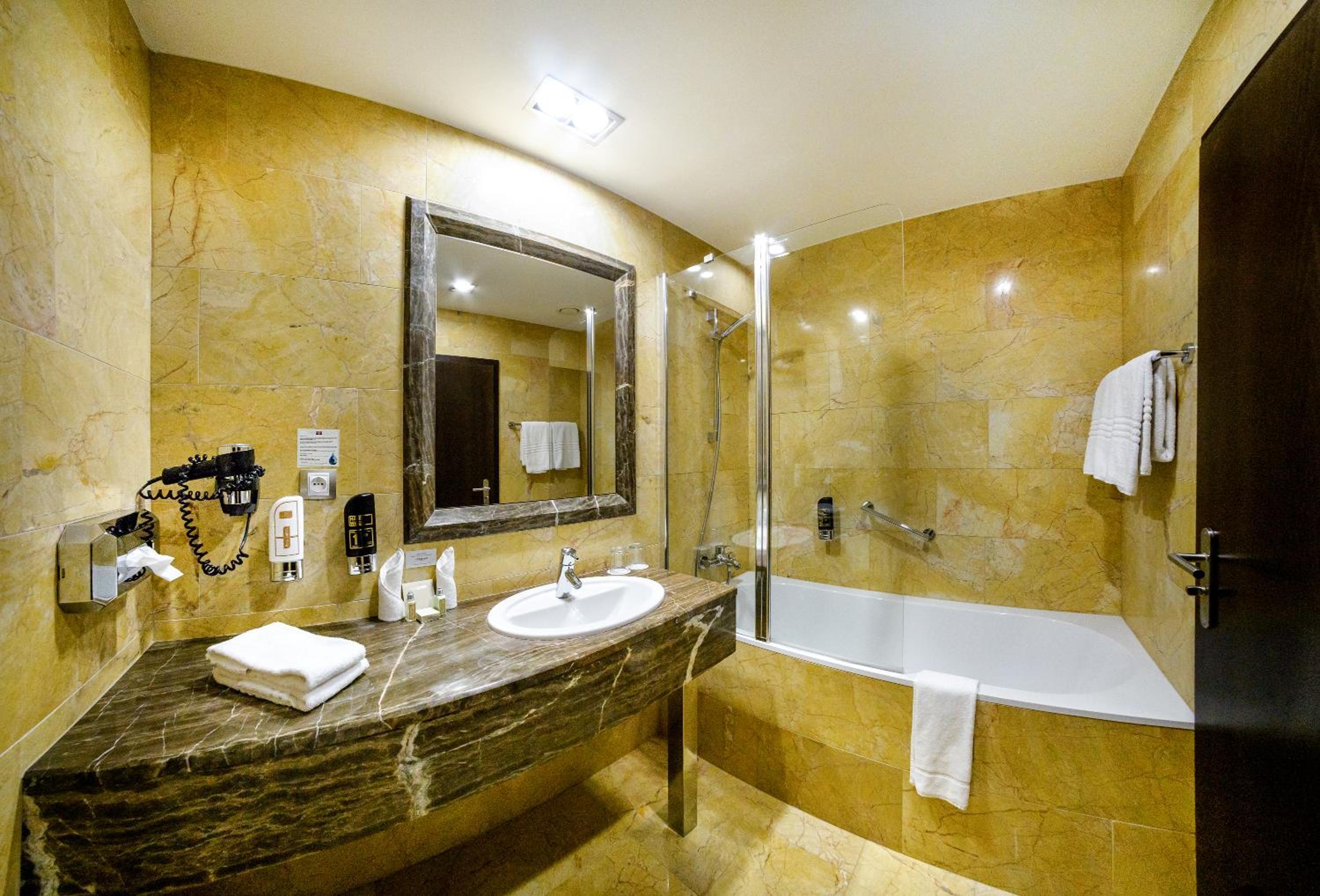 Classic Double or Twin Room - Photo 11