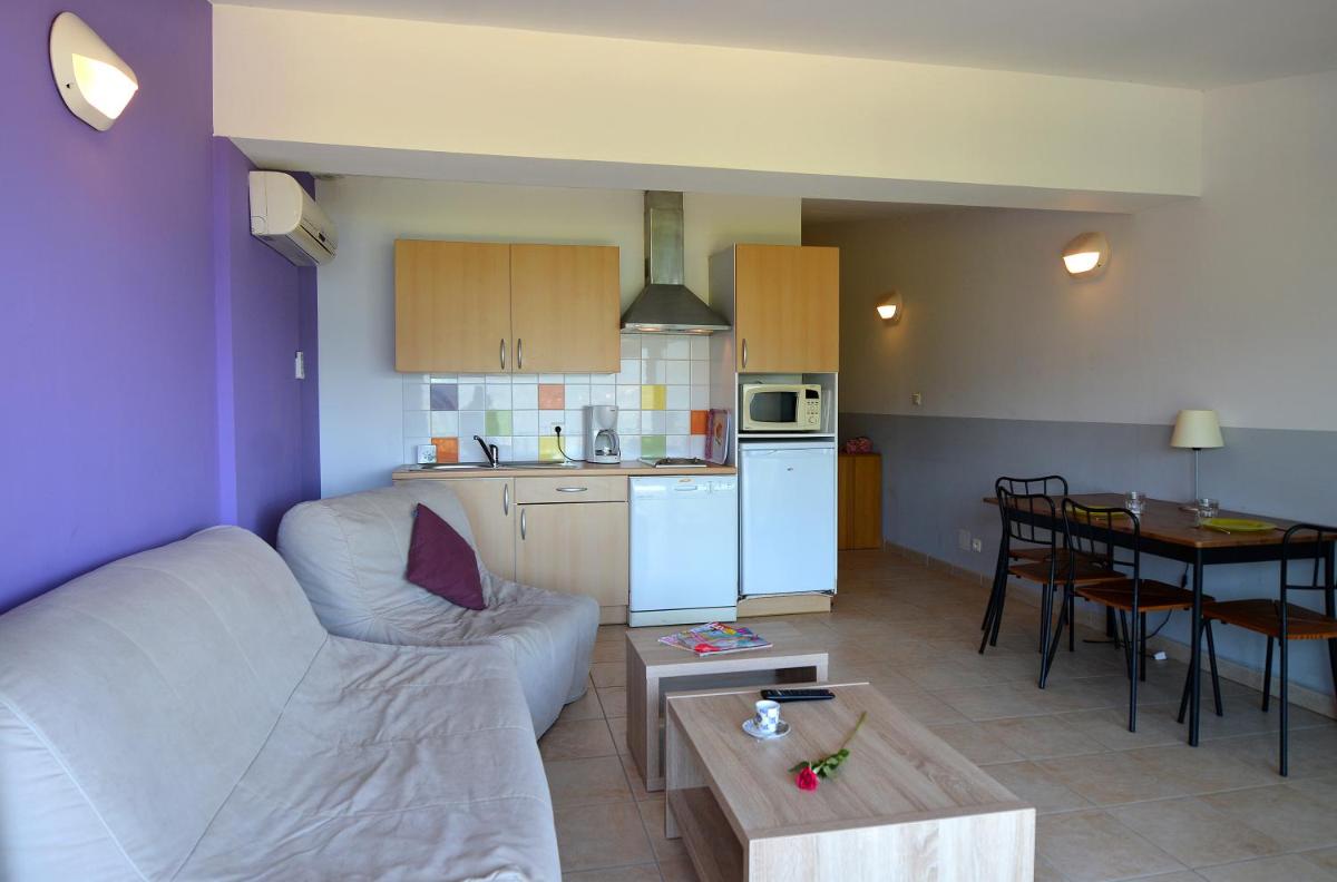 One-Bedroom Apartment with Garden View photo 2