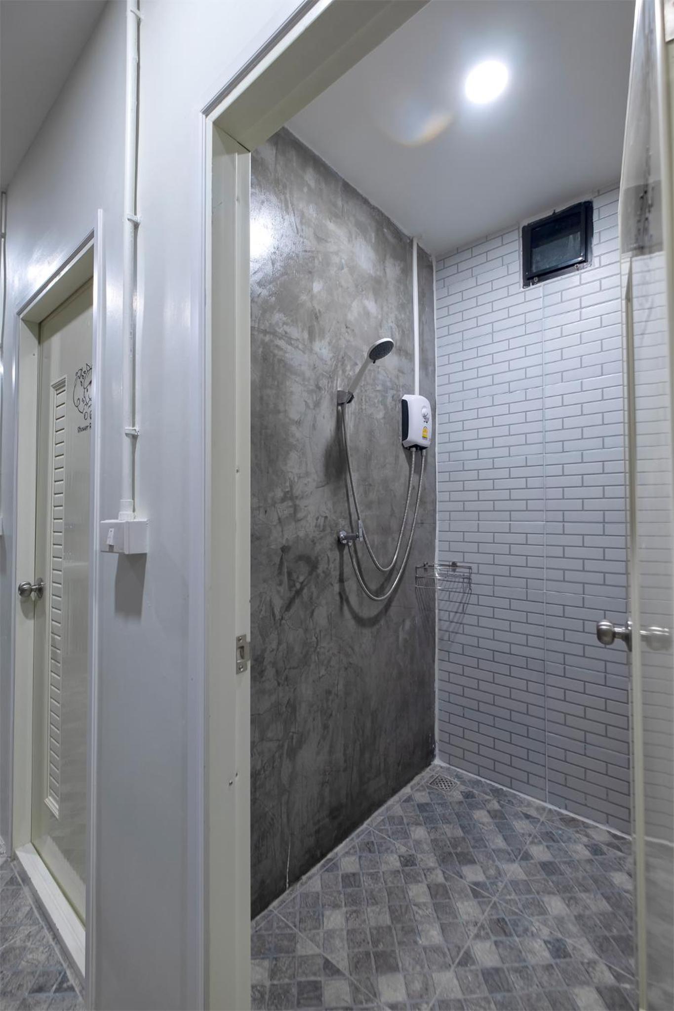 Quadruple Room with Shared Bathroom - Photo 3