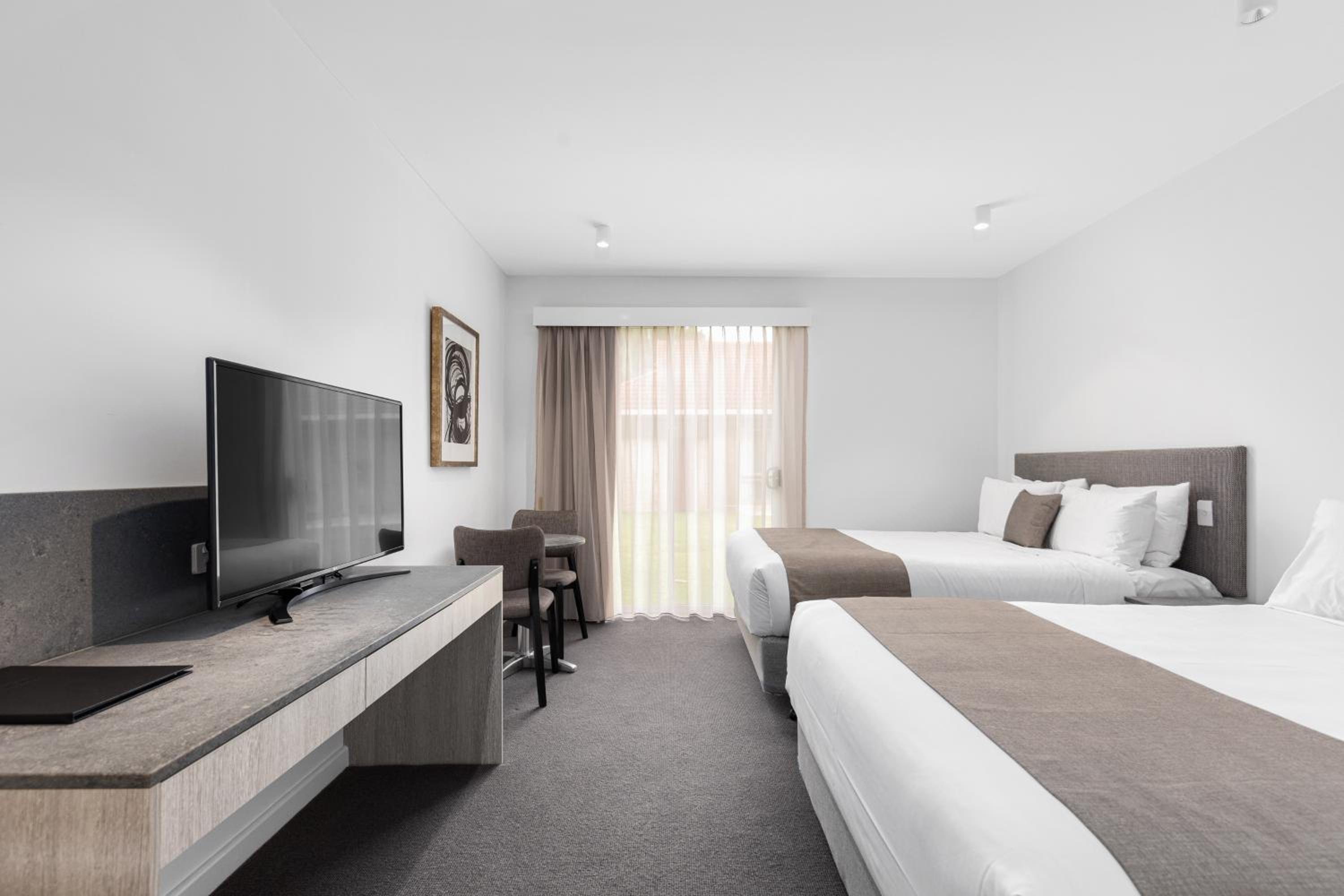 Deluxe Twin Room with Two Queen Beds - Photo 2