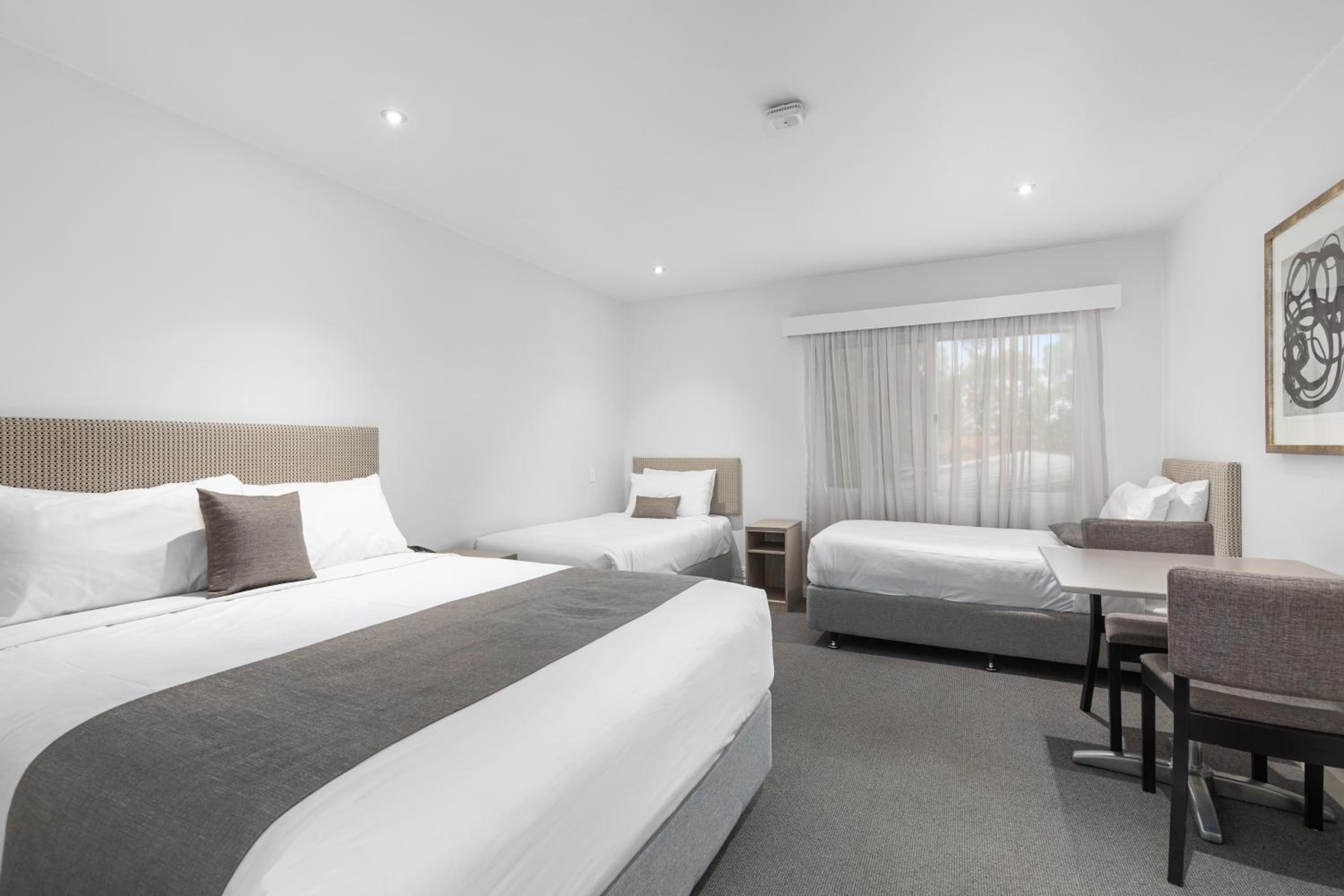 Deluxe Family Room with One Queen Bed and Two Single Beds - Photo 4