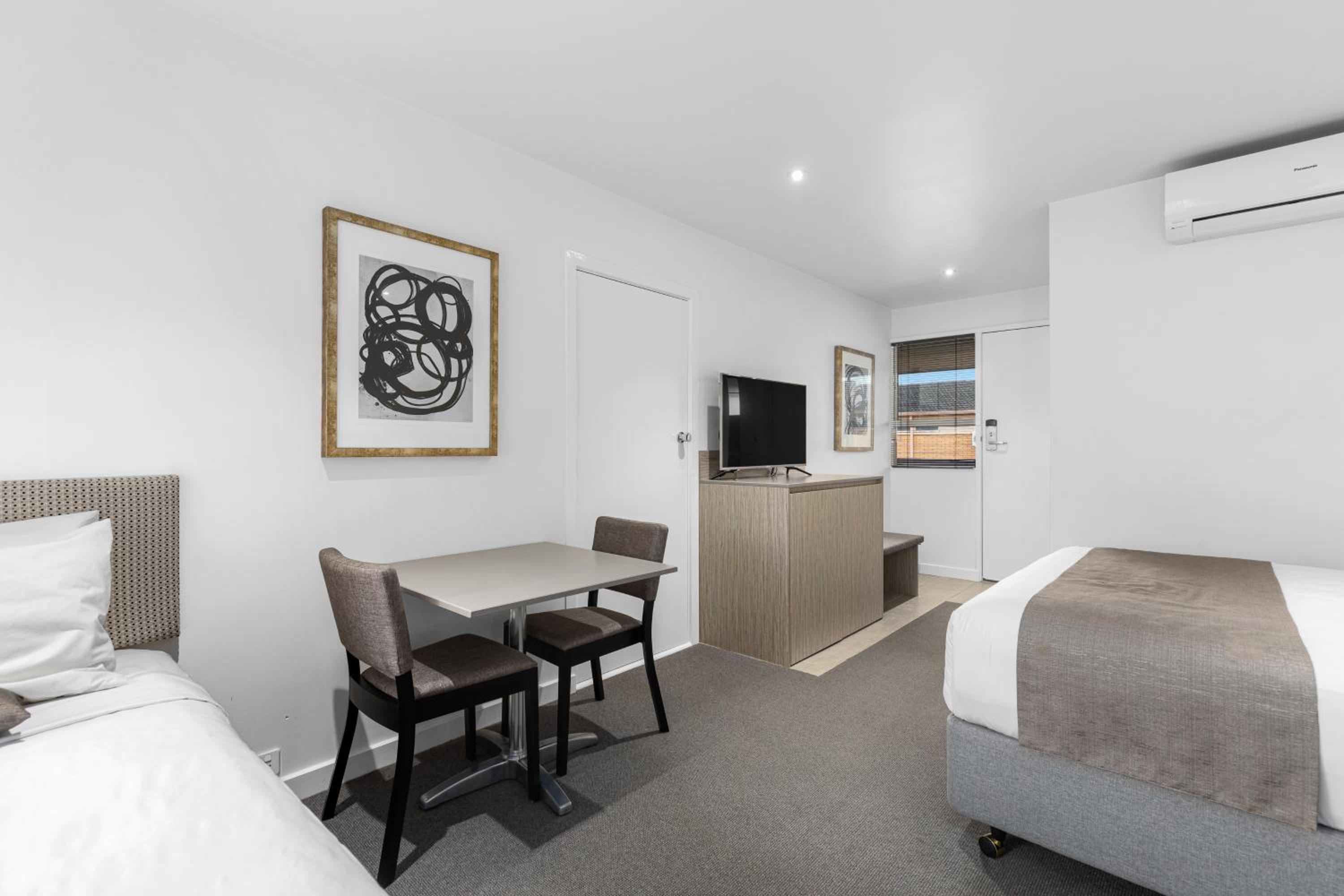 Deluxe Family Room with One Queen Bed and Two Single Beds - Photo 3