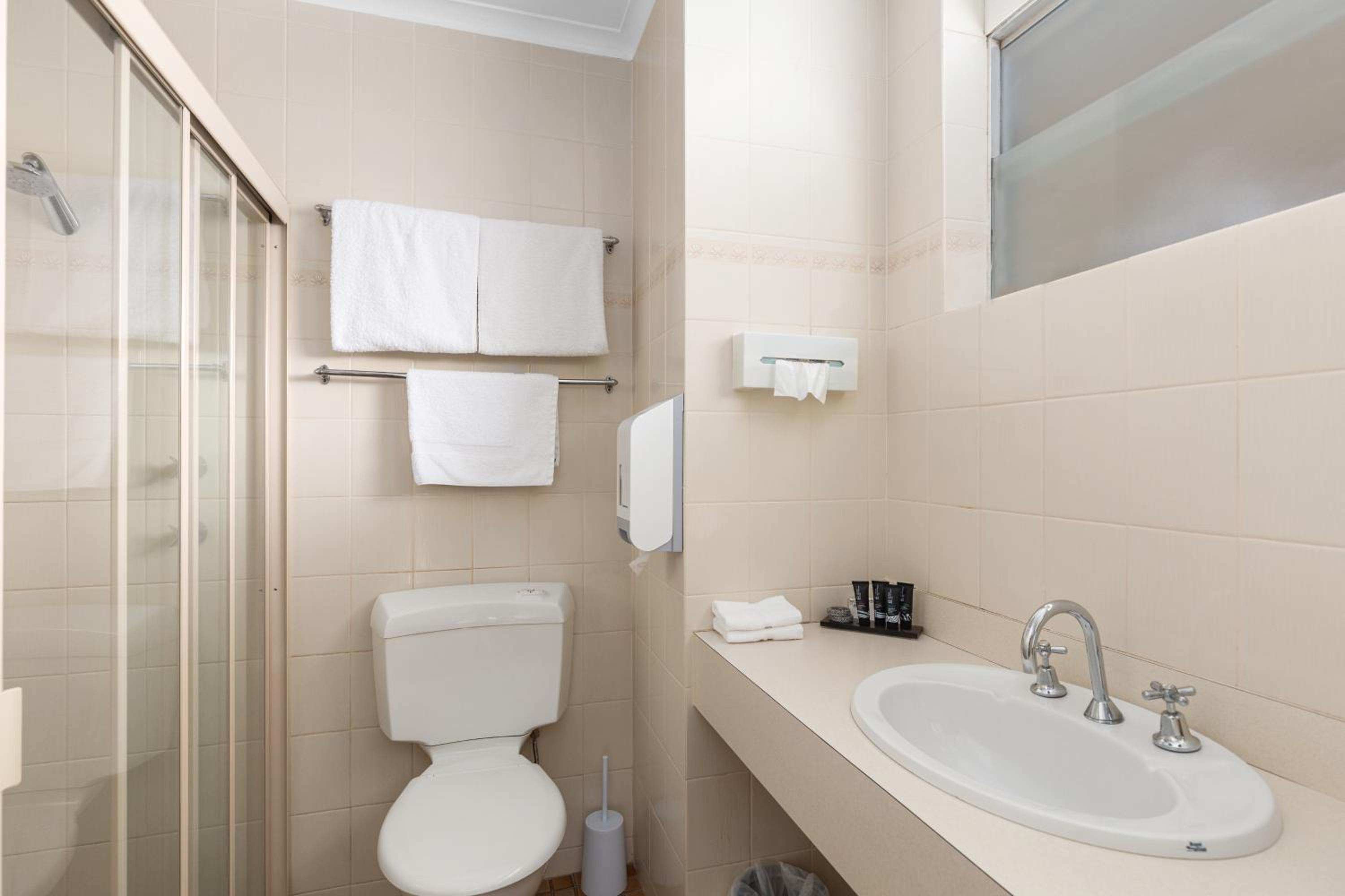 Standard Queen Room - Photo 4