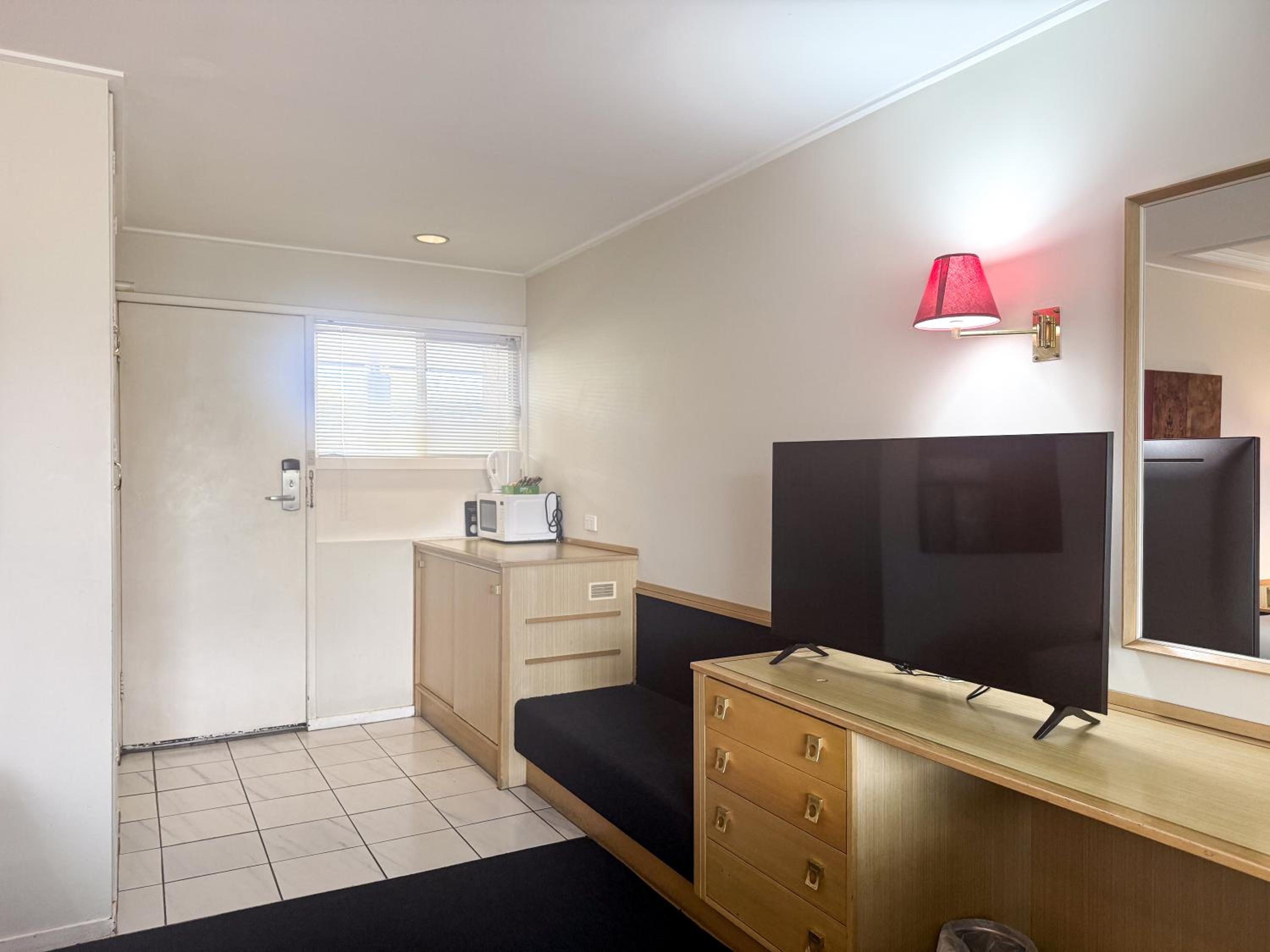 Standard Twin Room with One Queen Bed and One Single Bed - Photo 2