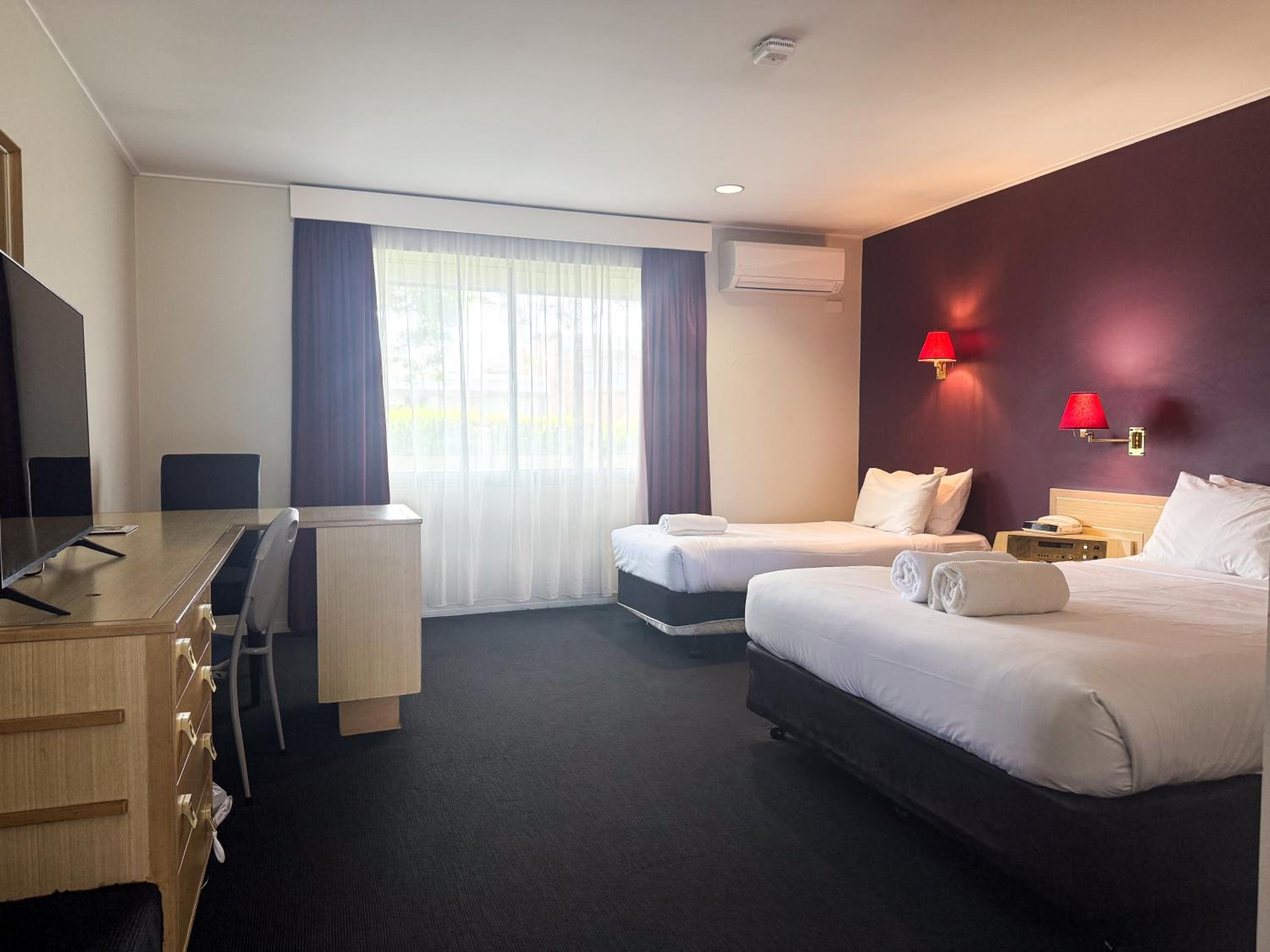 Standard Twin Room with One Queen Bed and One Single Bed - Photo 4