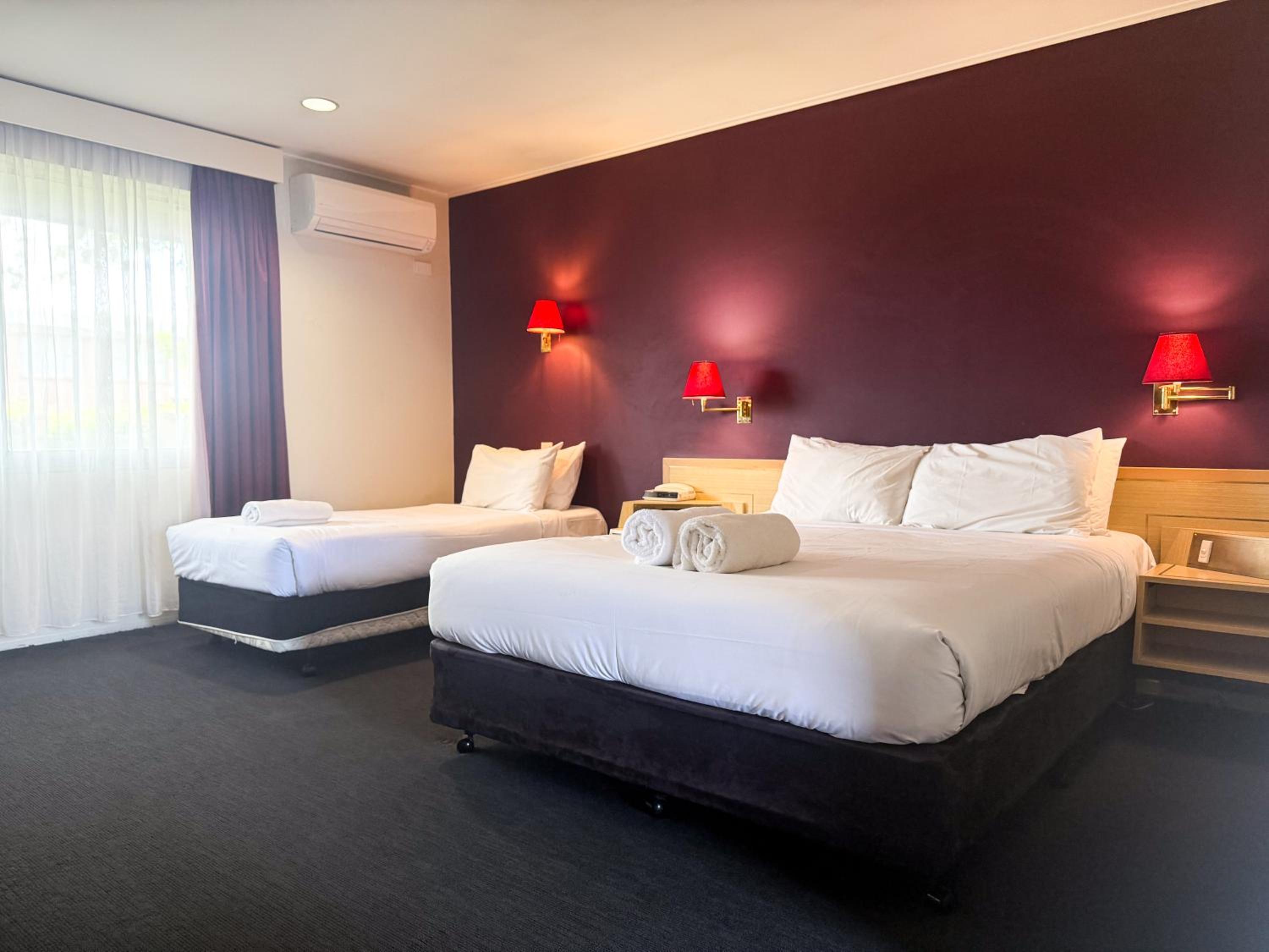 Standard Twin Room with One Queen Bed and One Single Bed - Photo 5