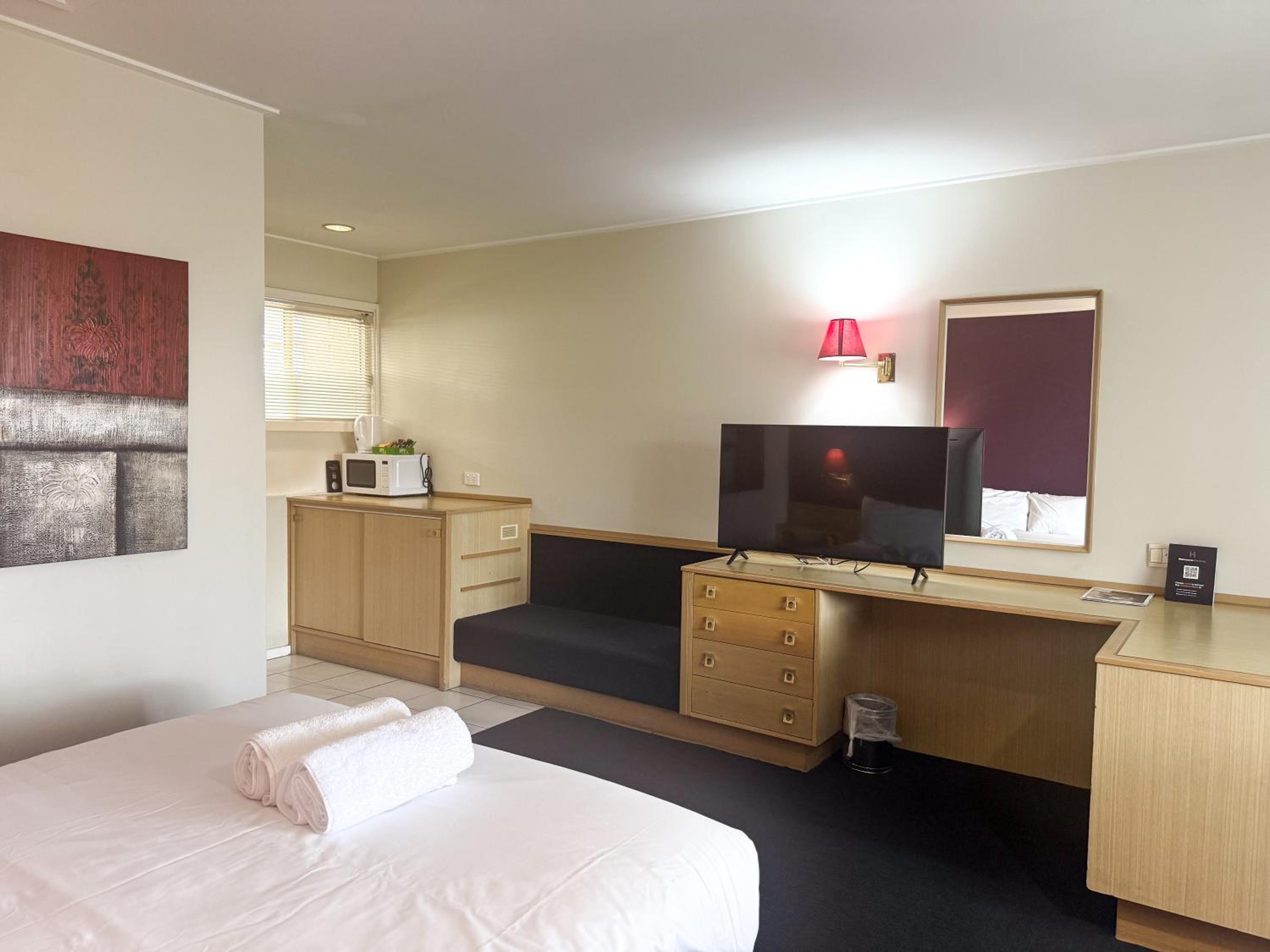 Standard Twin Room with One Queen Bed and One Single Bed - Photo 6