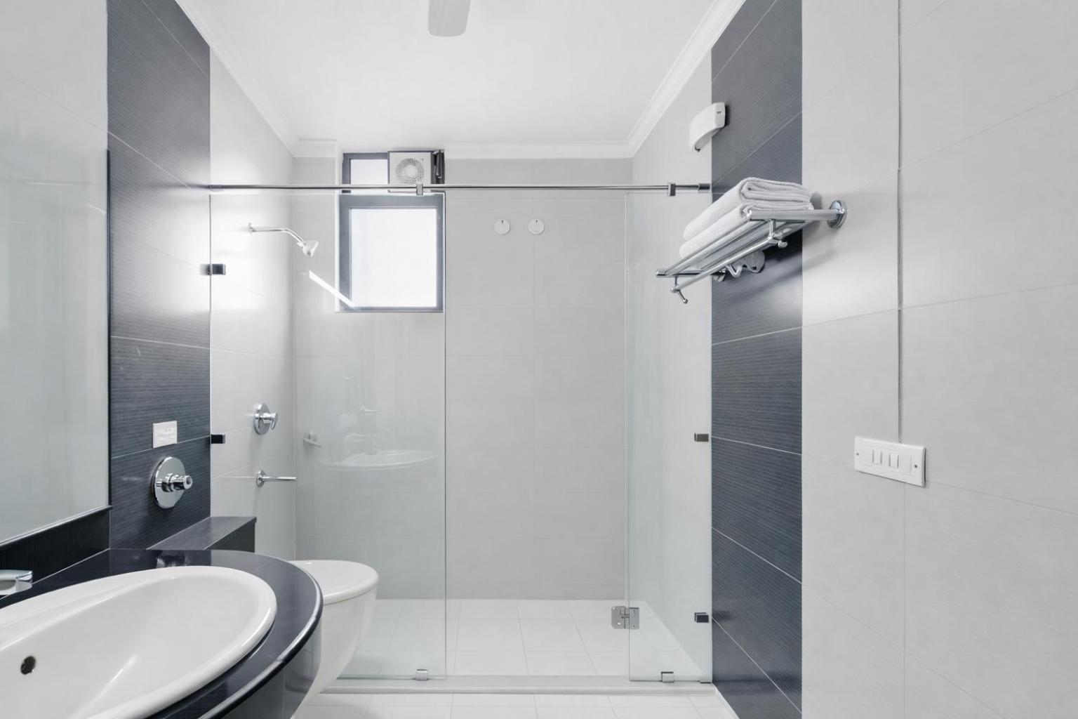 Suite - Photo 11