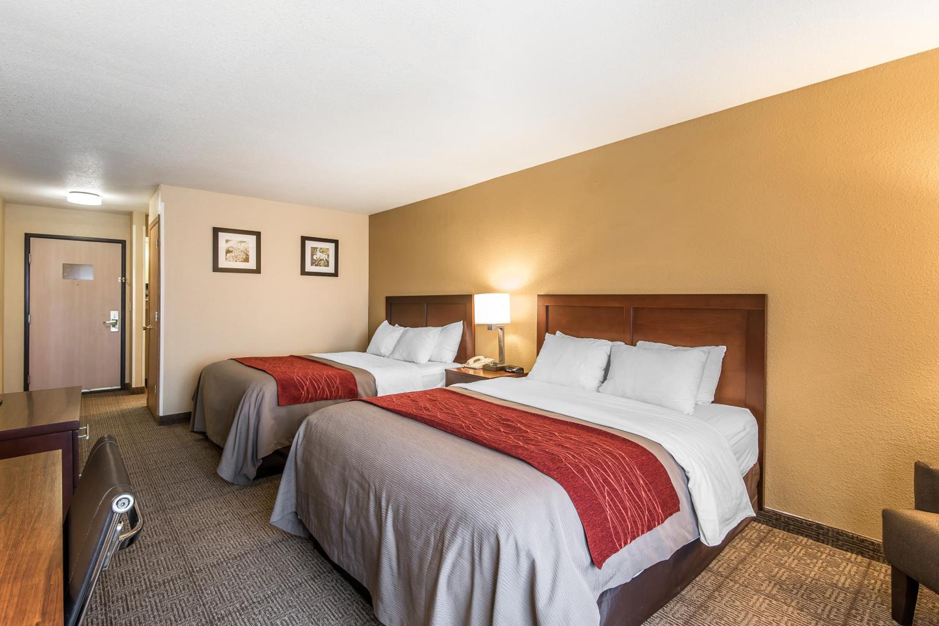 Queen Room with Two Queen Beds - Non-Smoking photo 2