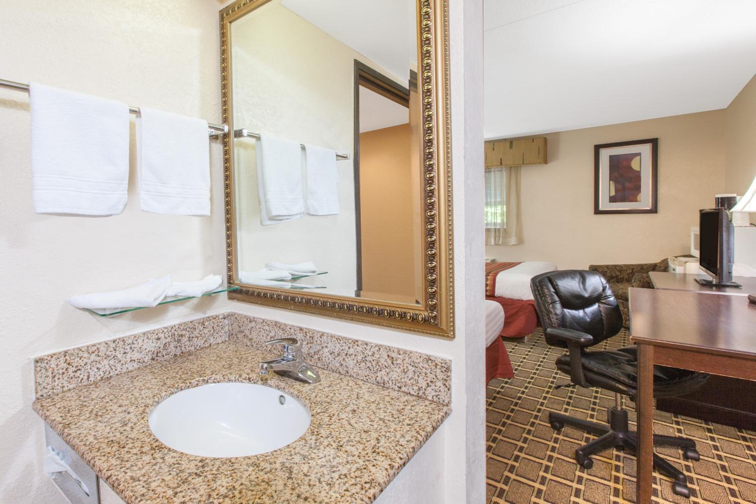 King Room - Non-Smoking photo 2