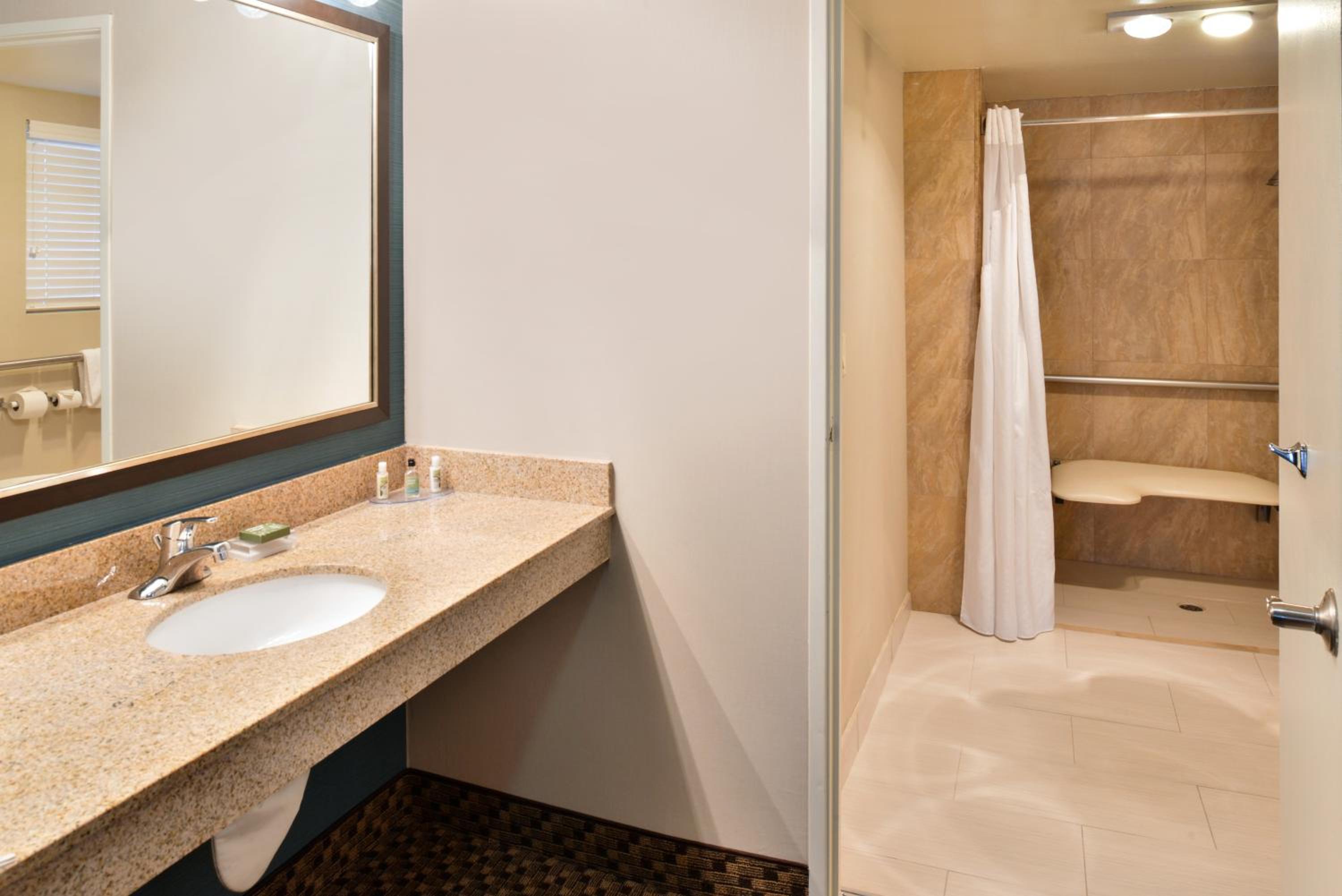 Queen Room with Two Queen Beds and Bath Tub - Disability Access/Non-Smoking  - Photo 2