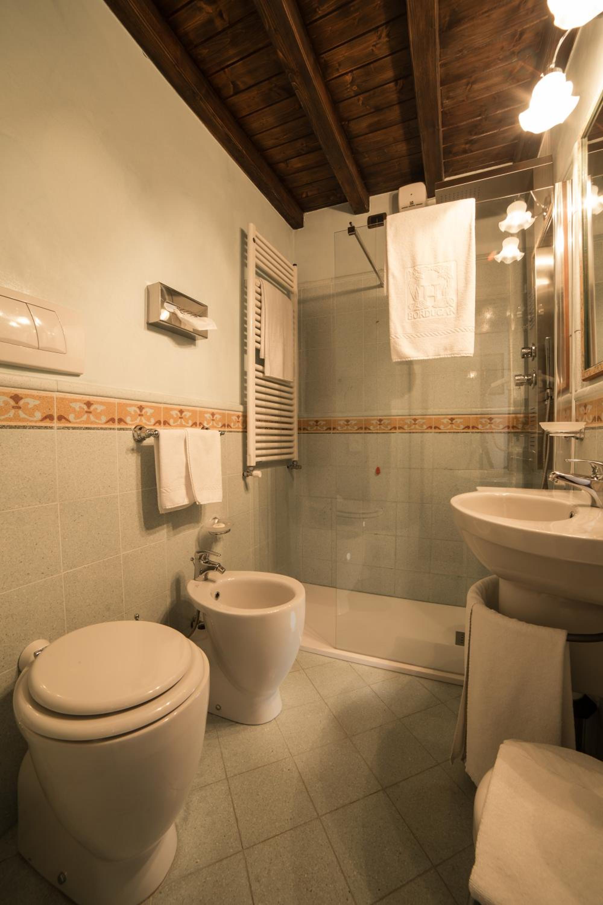 Double Room with Lake View - Photo 7