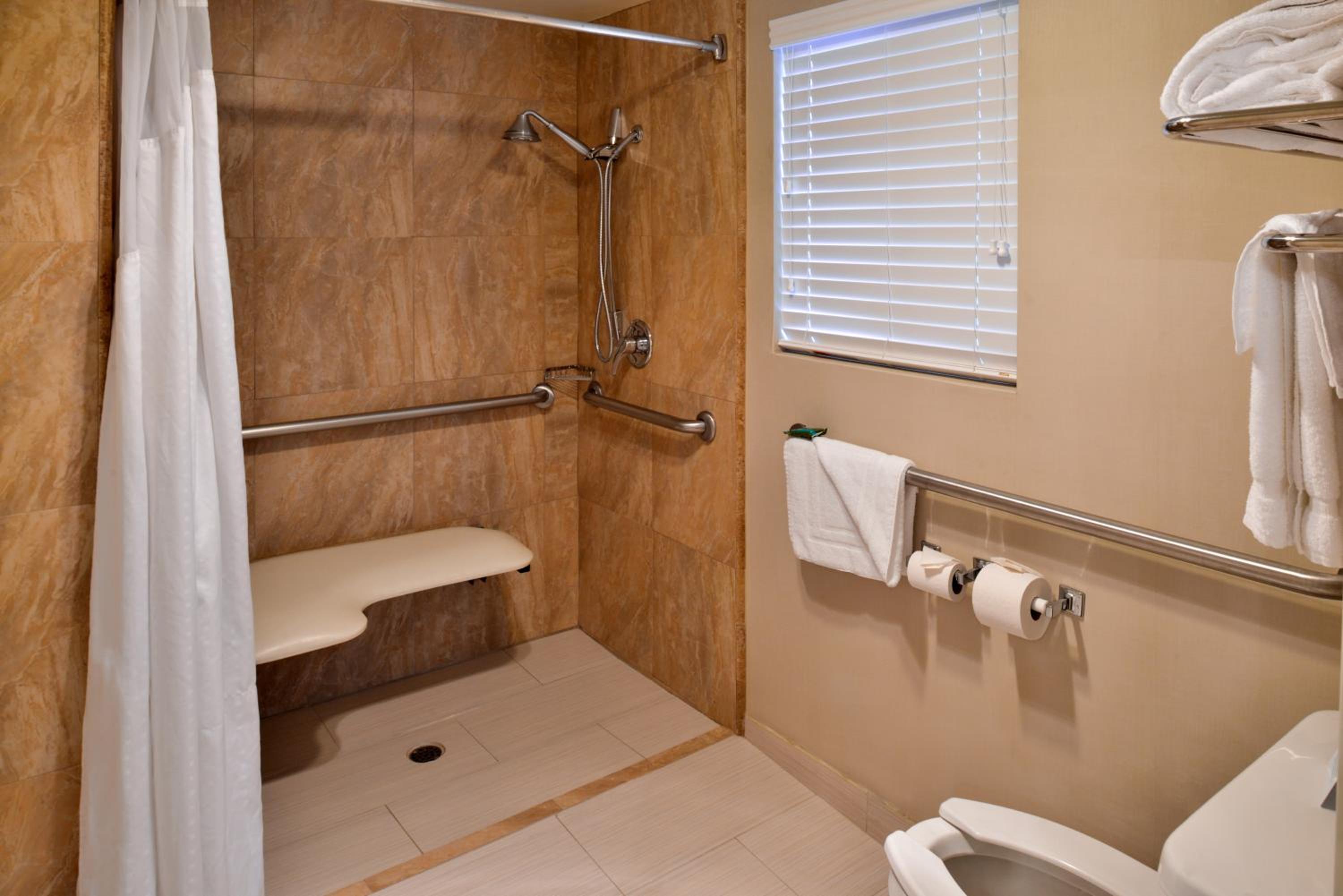 Queen Room with Two Queen Beds and Bath Tub - Disability Access/Non-Smoking  - Photo 3