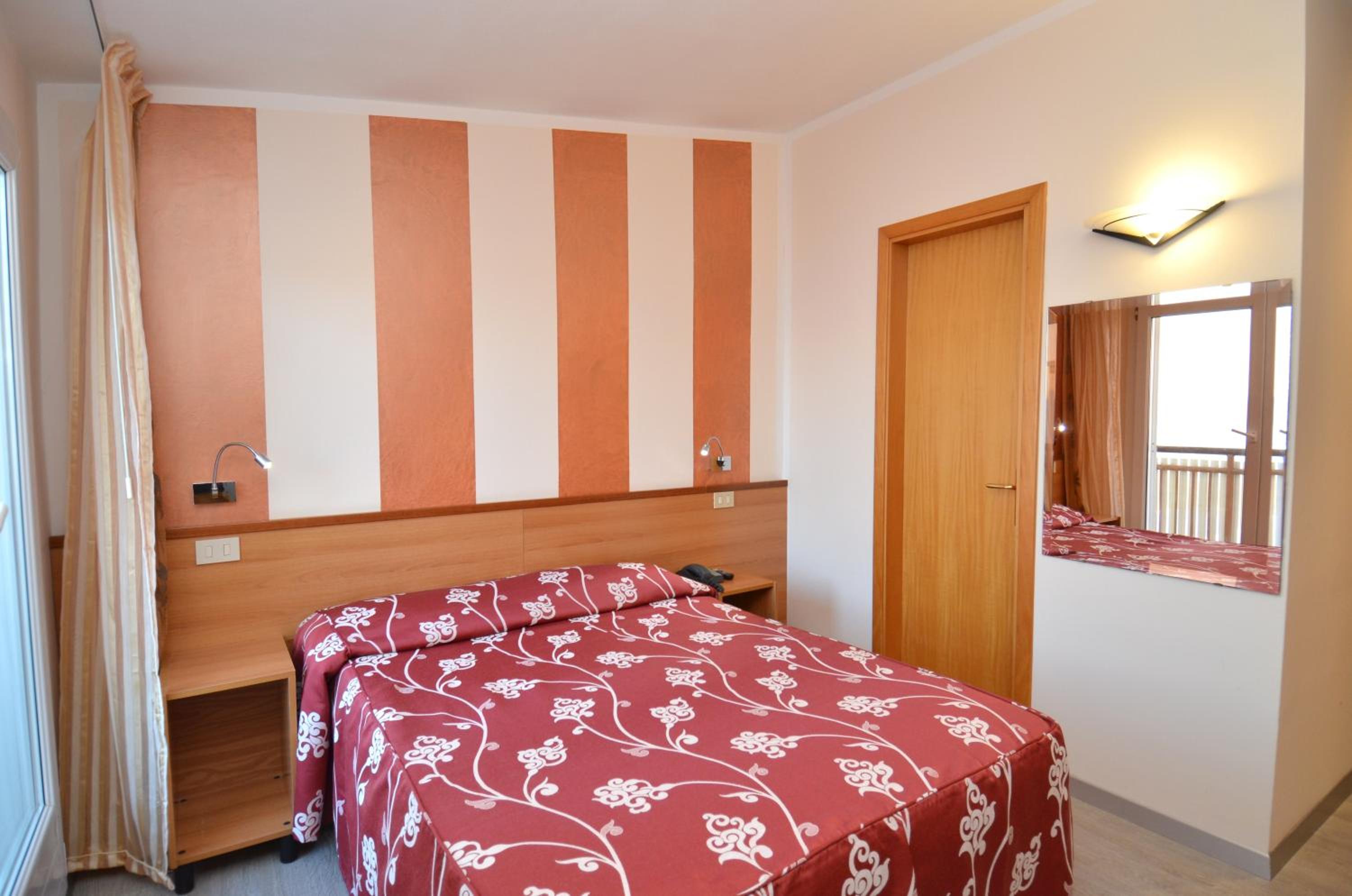 Double or Twin Room with Balcony photo 2