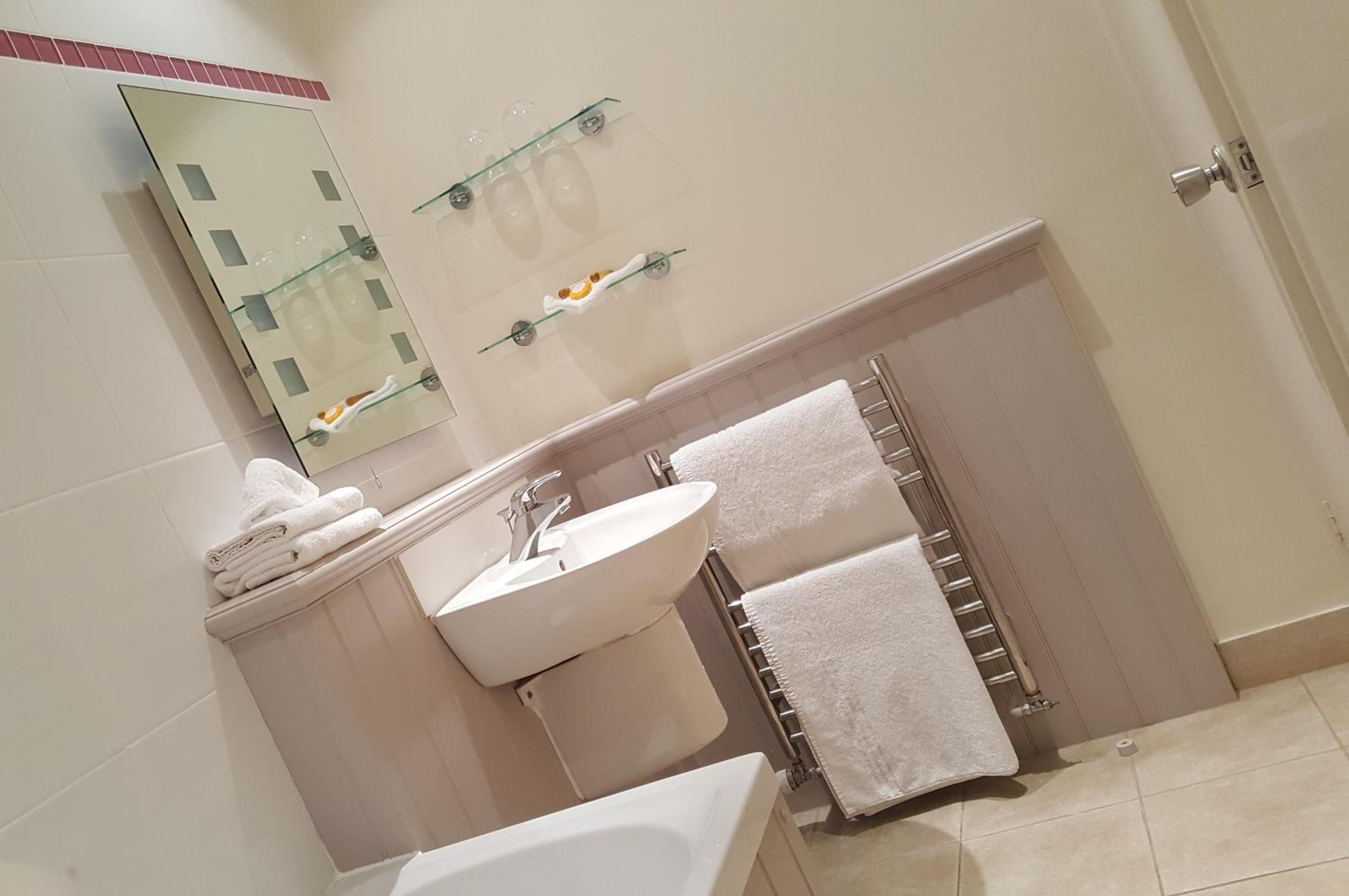 Standard Twin Room - Photo 4