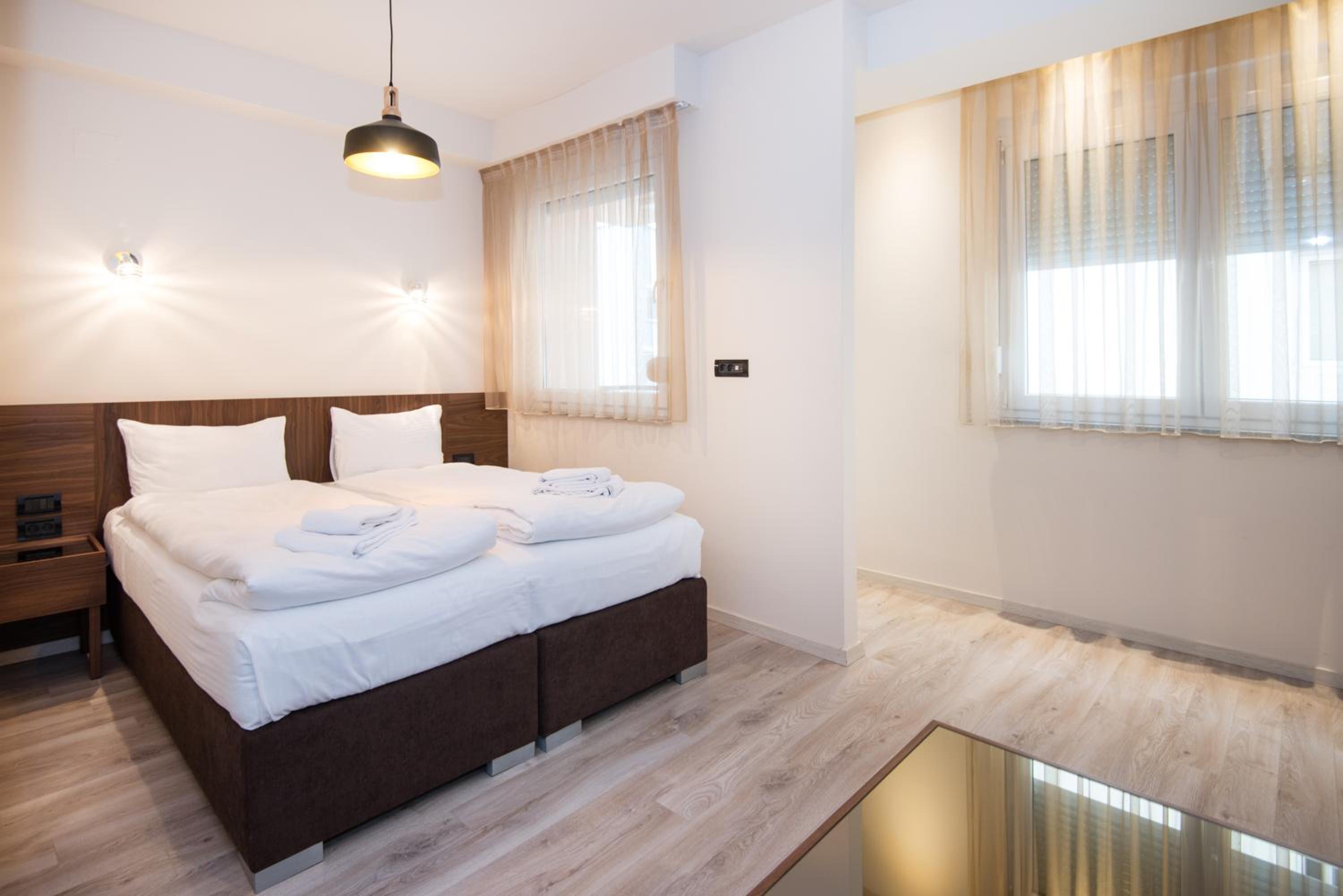 Premier One-Bedroom Apartment - Photo 19