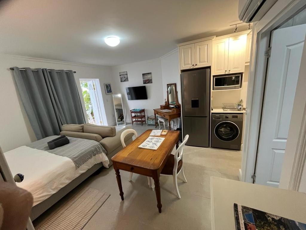 Superior One-Bedroom Apartment - Photo 1