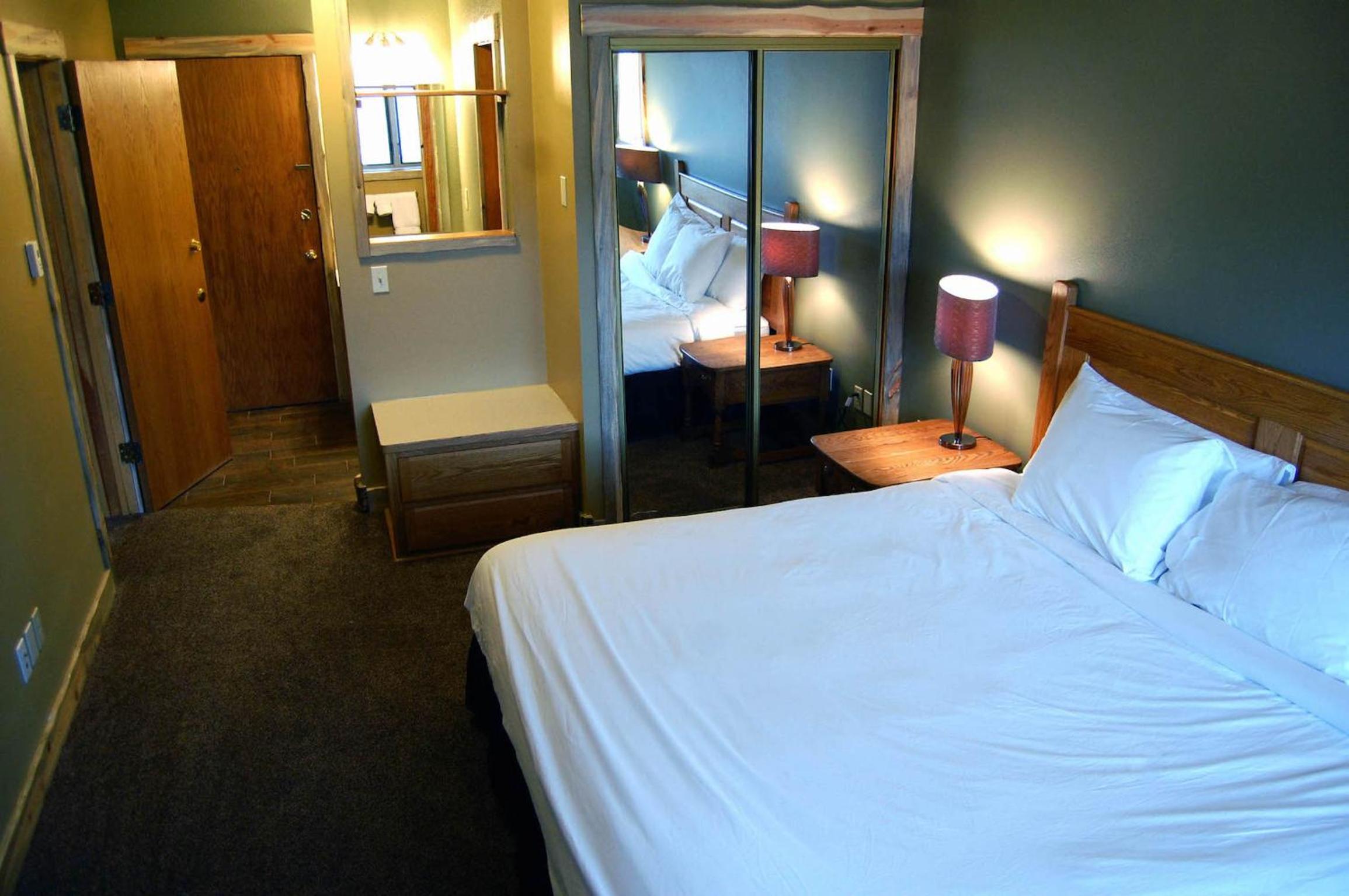 Standard King Room - Photo 12