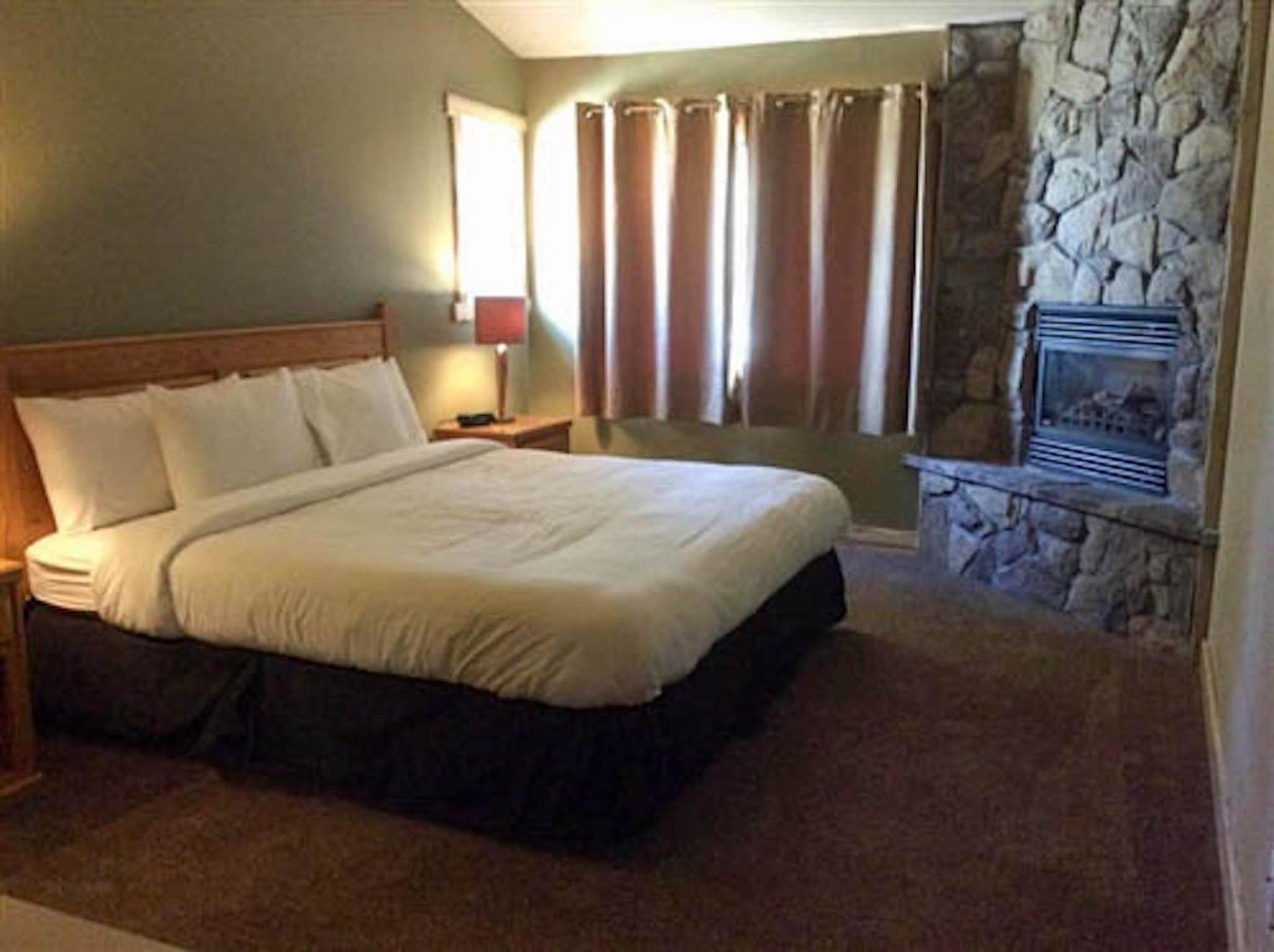 Standard King Room - Photo 11