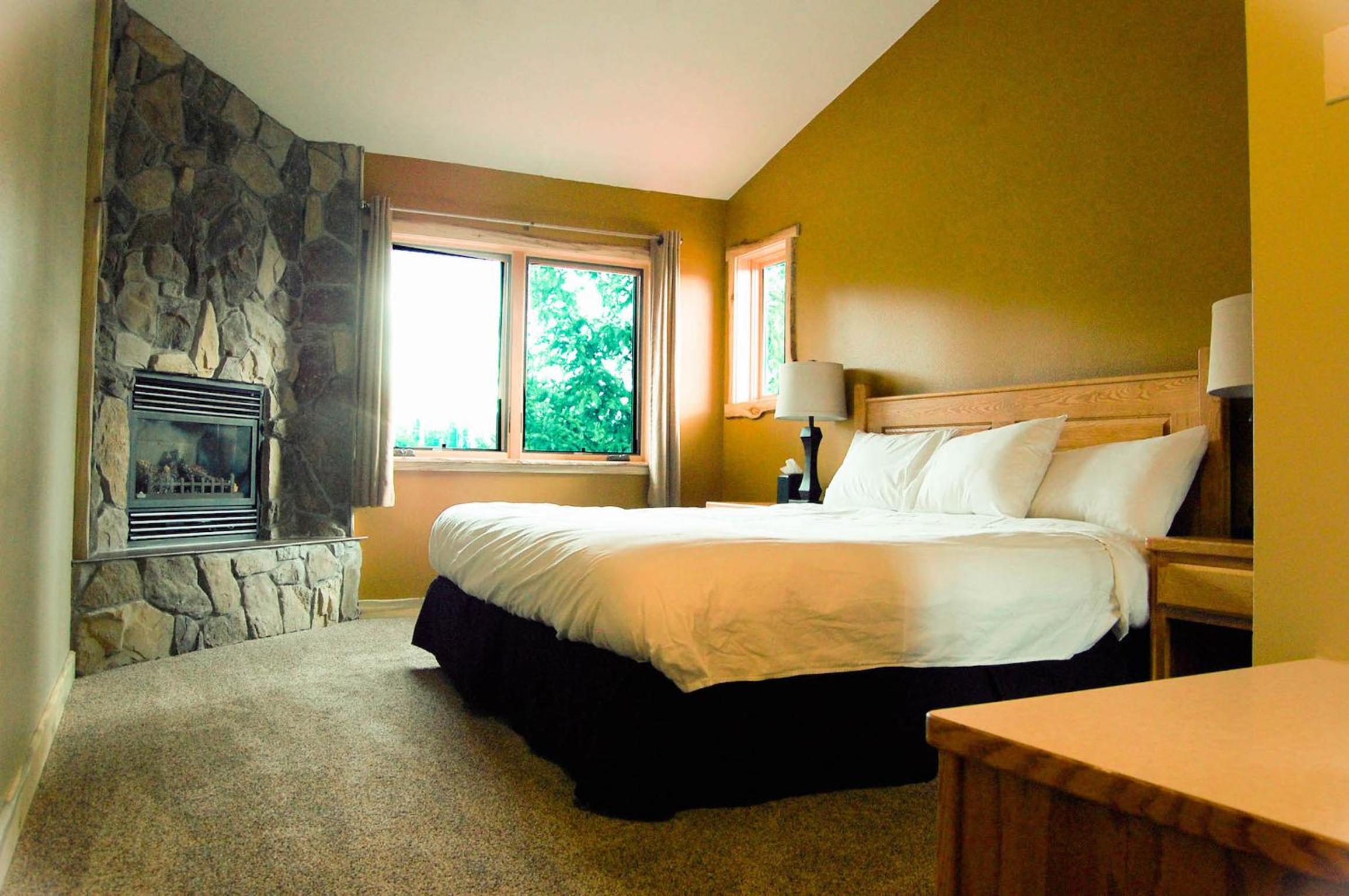 Standard King Room - Photo 13