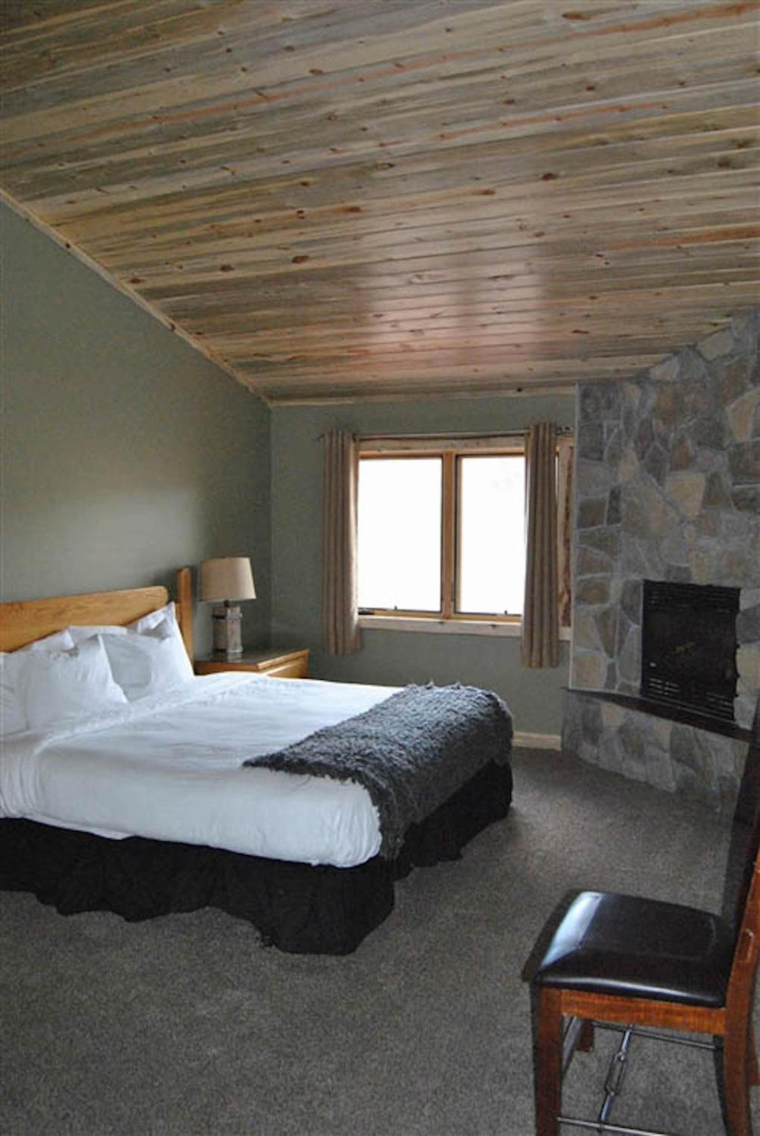 Standard King Room - Photo 14
