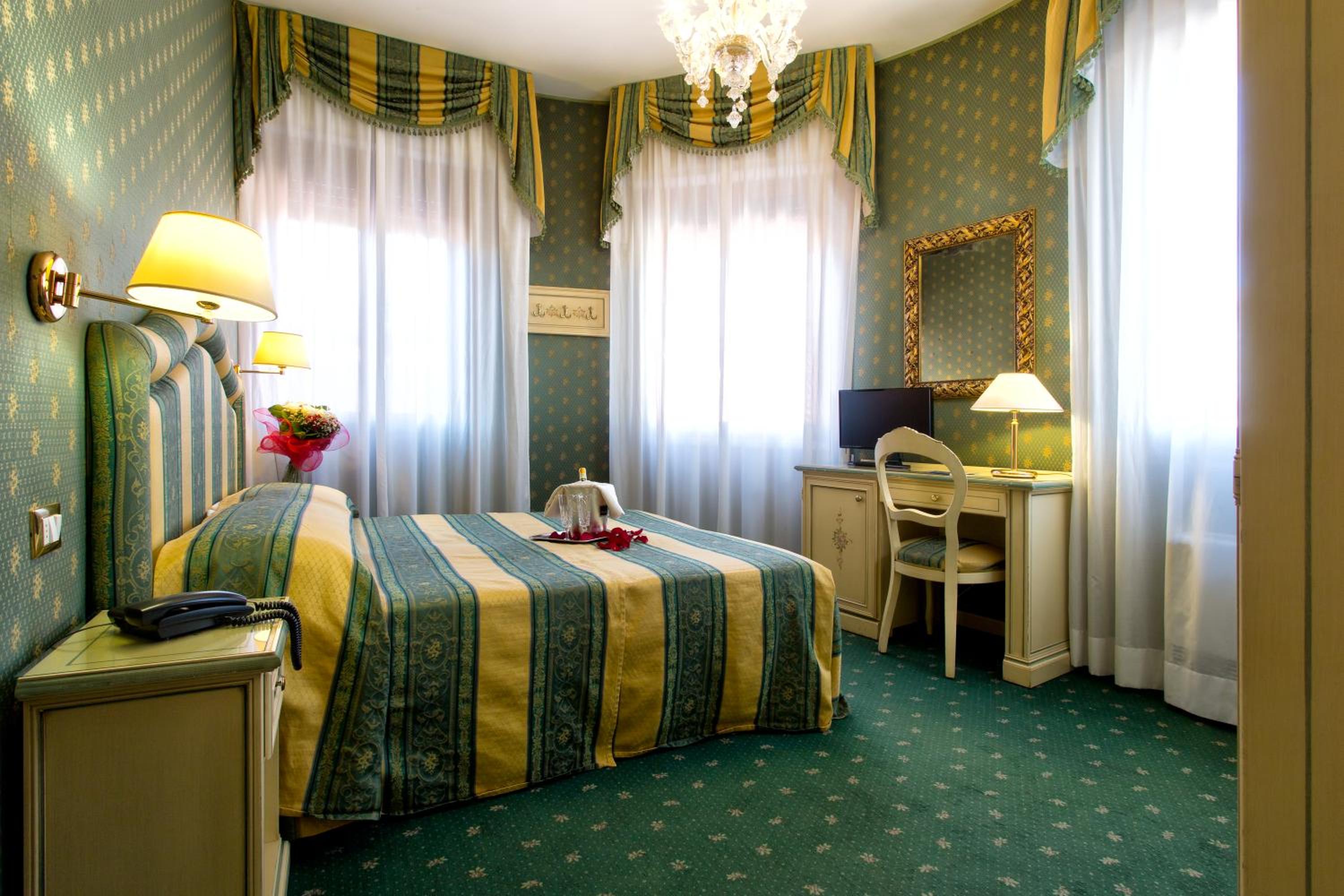 Double Room - Photo 10