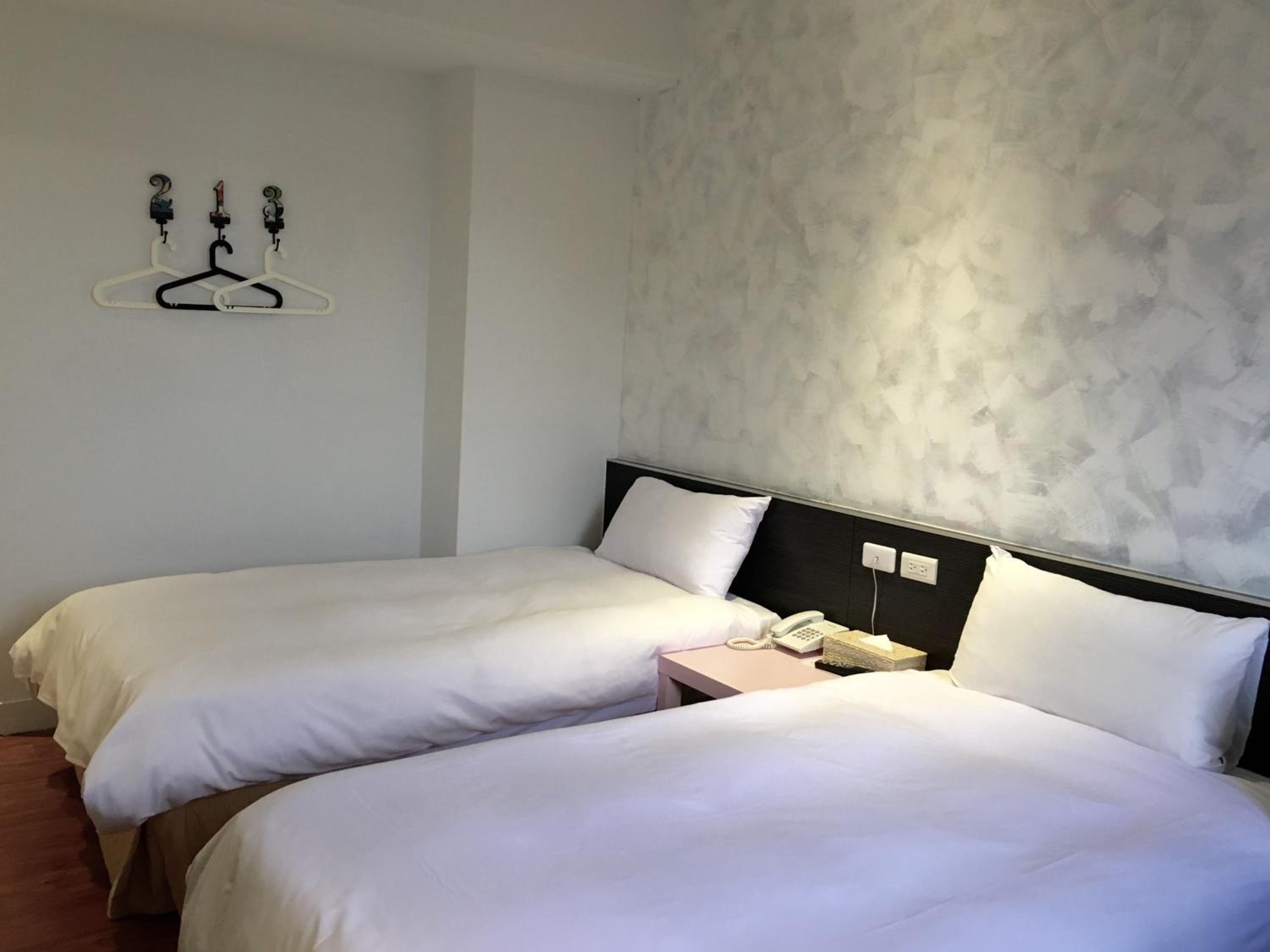 Standard Twin Room - Photo 3