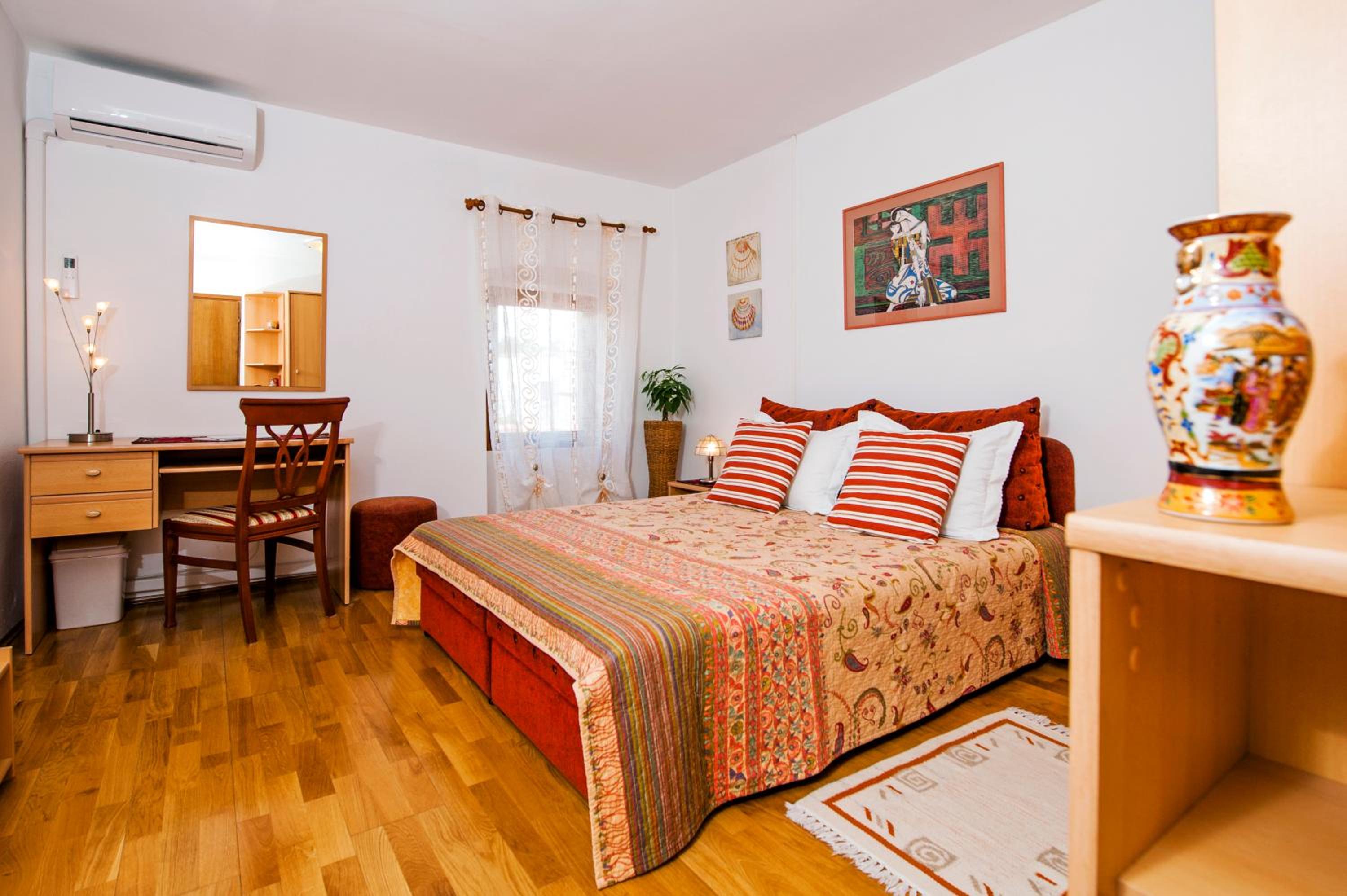 One-Bedroom Apartment - Photo 1
