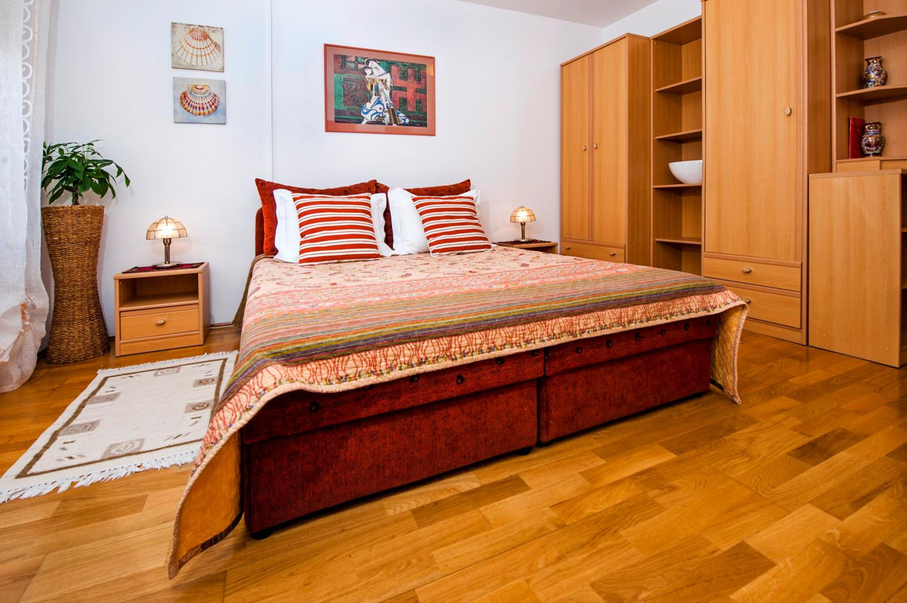 One-Bedroom Apartment - Photo 7