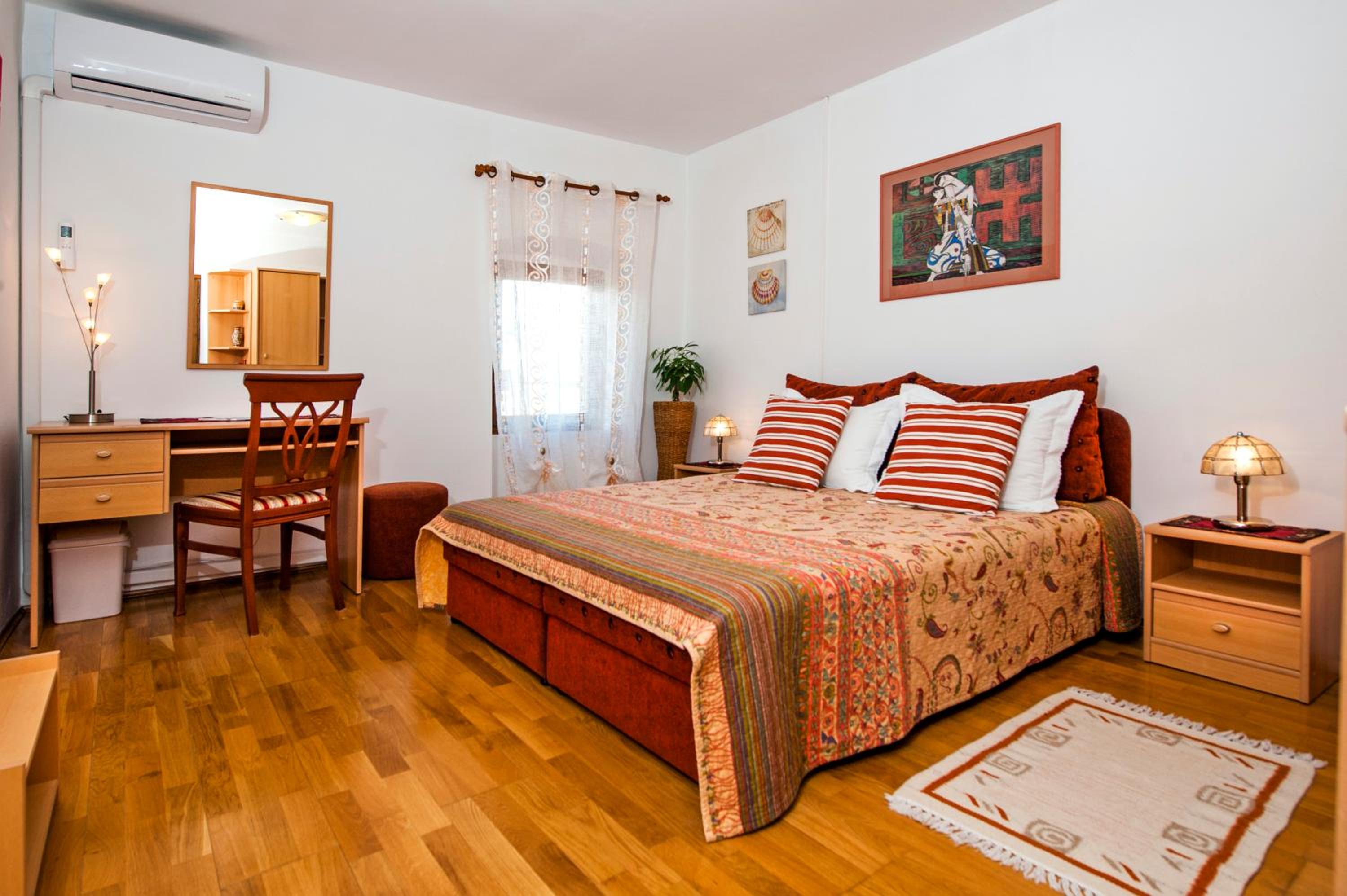 One-Bedroom Apartment - Photo 8