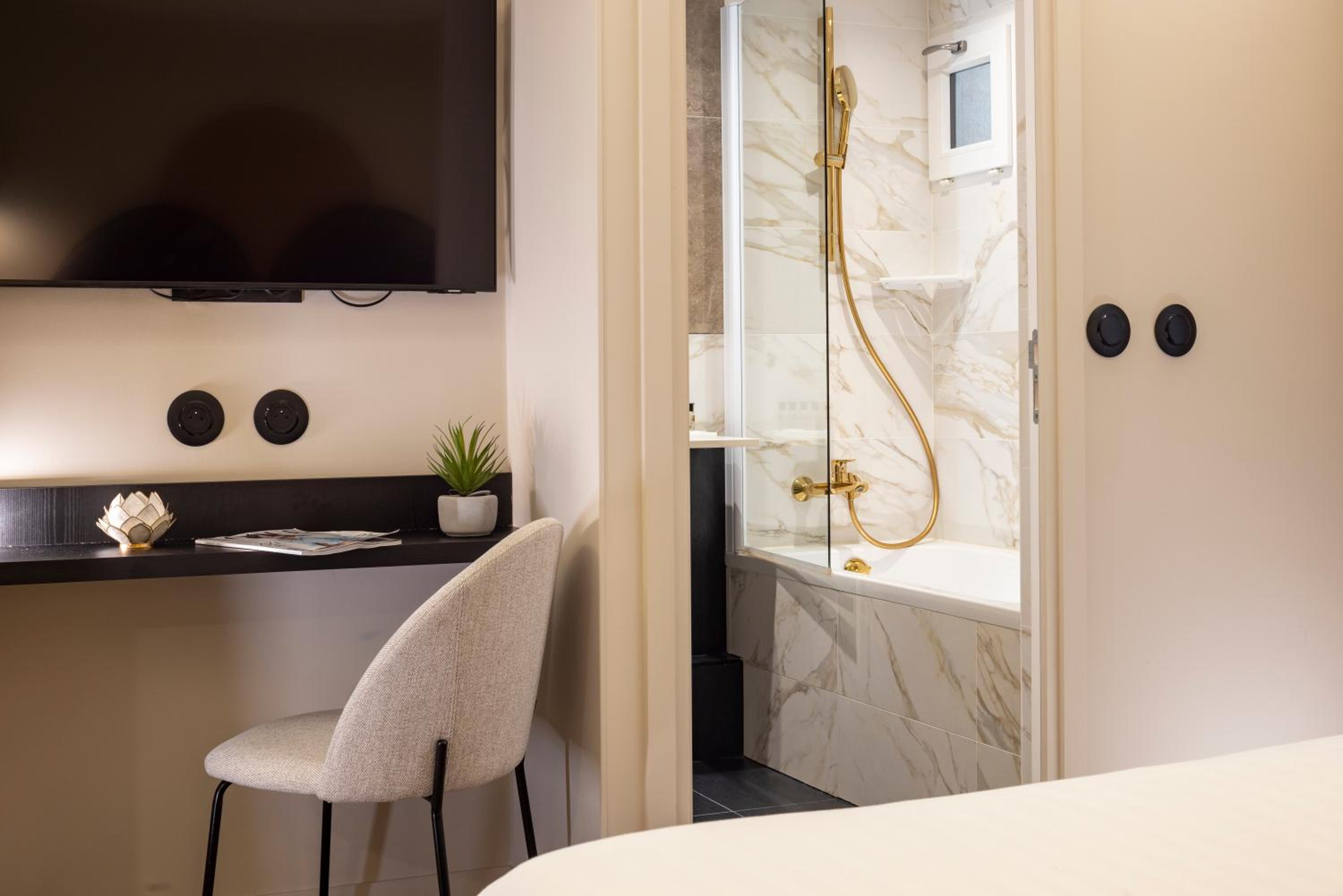 Superior Double or Twin Room, photo 7