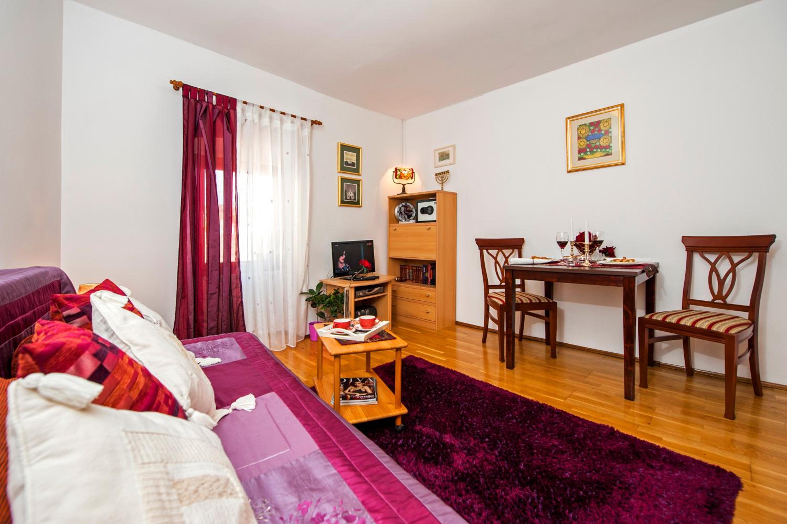 One-Bedroom Apartment - Photo 28