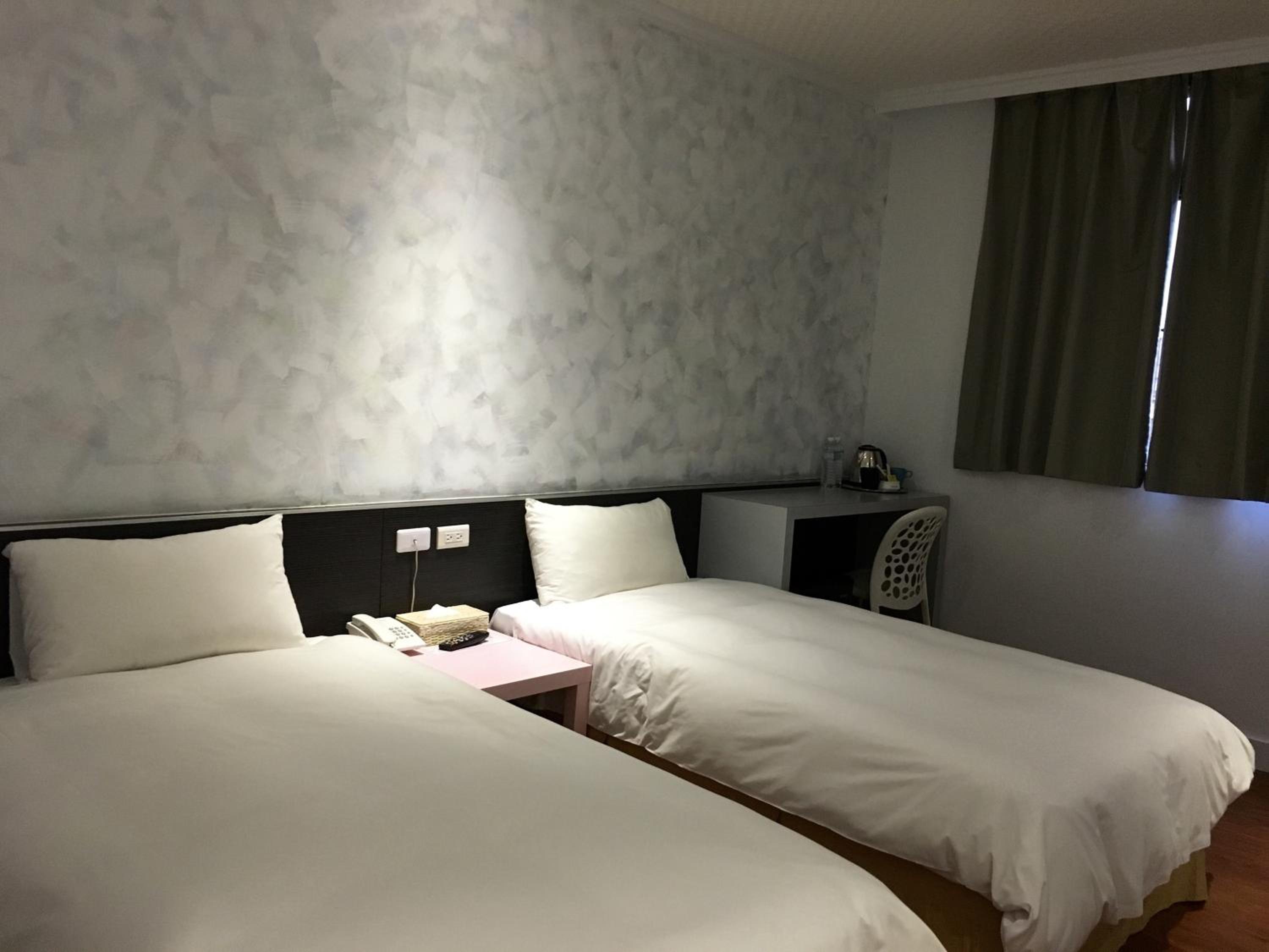 Standard Twin Room - Photo 4
