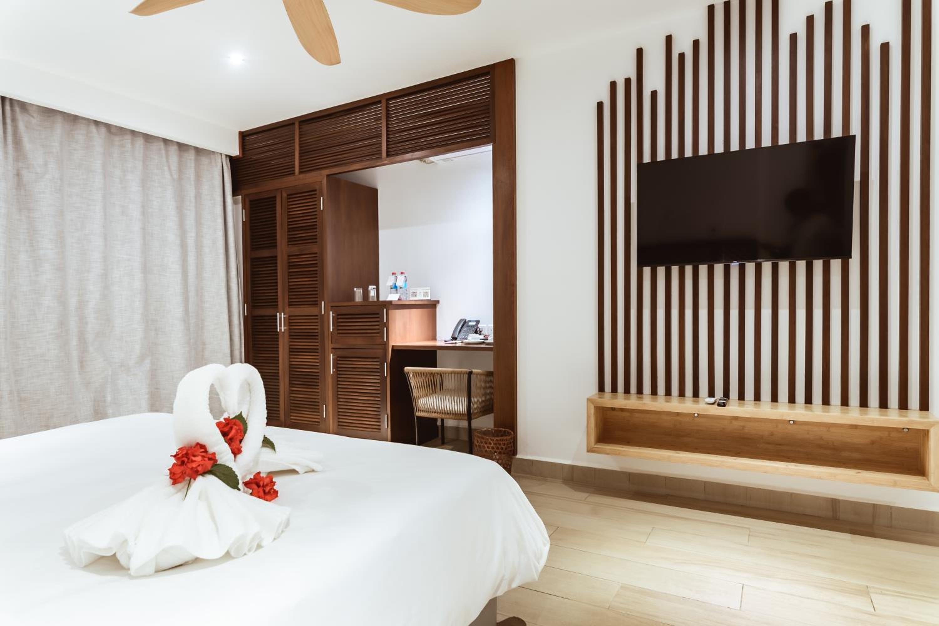 Double Room with Sea View - Photo 1