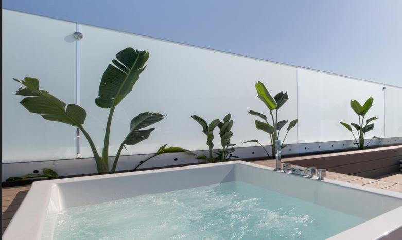Double Room with Terrace and Hot Tub thumbnail 6